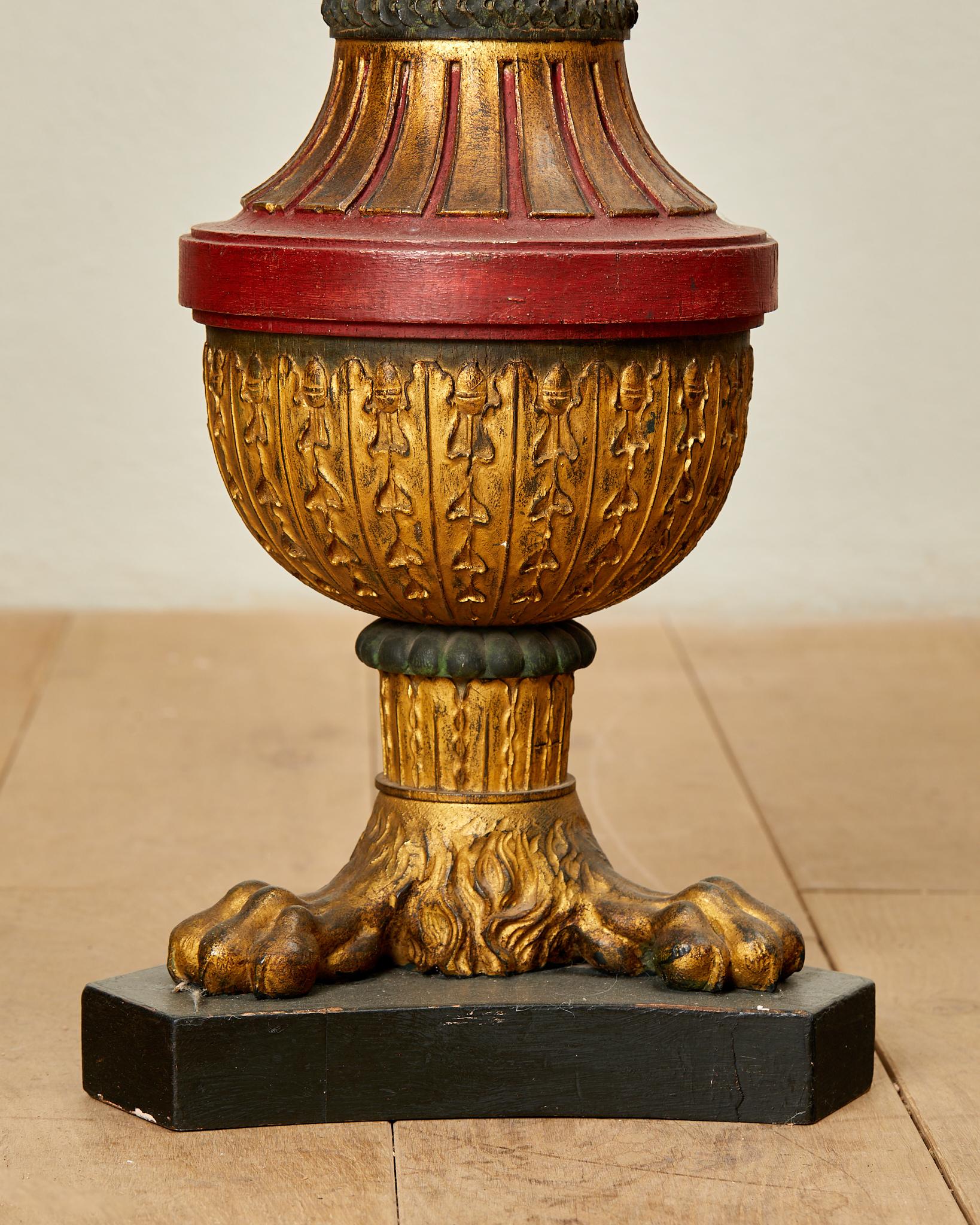 Pareja de peanas esculpidas neopompeyanas,  madera pintada y dorada,  hacia 1880. Fines del siglo XIX en venta