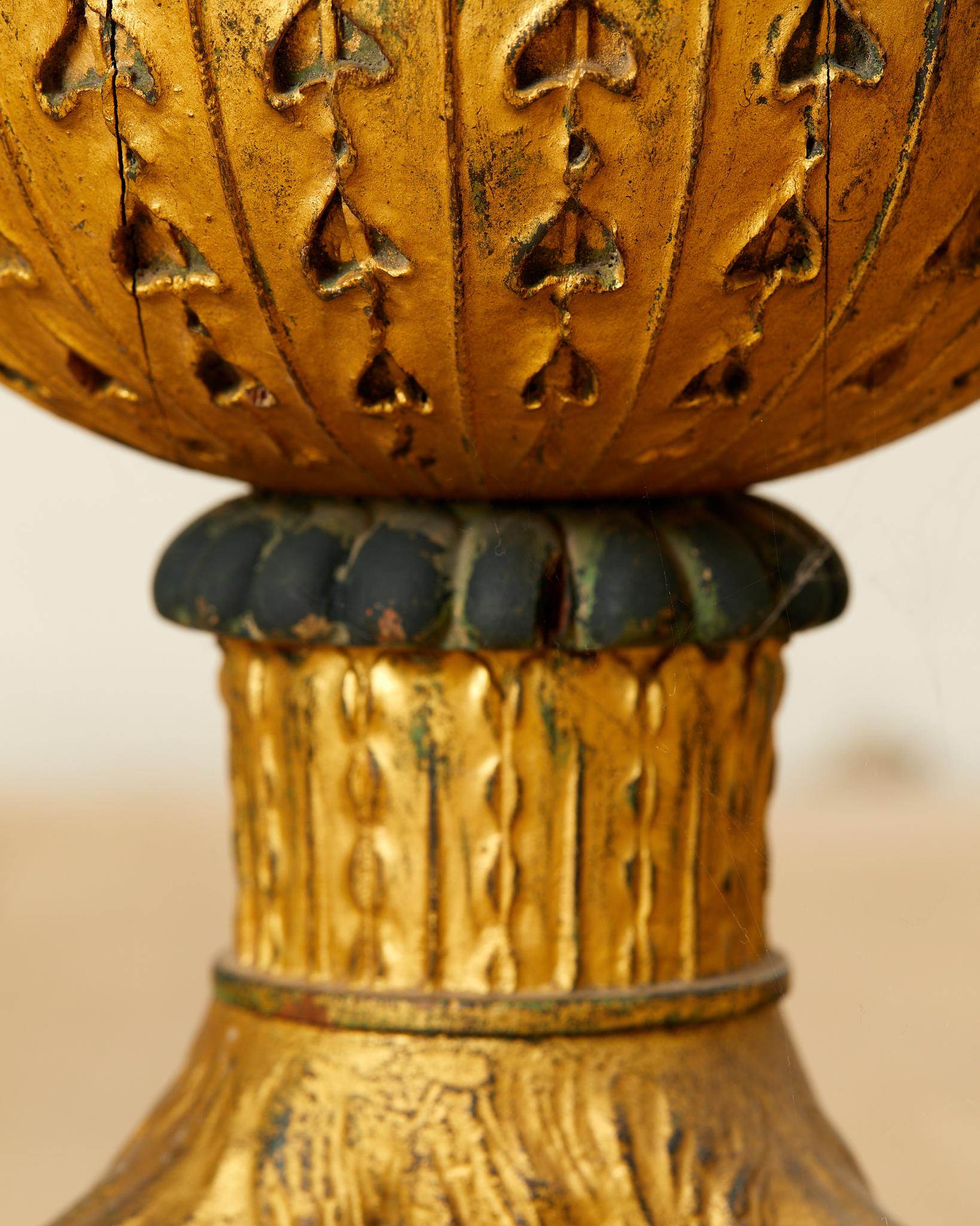 Pareja de peanas esculpidas neopompeyanas,  madera pintada y dorada,  hacia 1880. Madera en venta