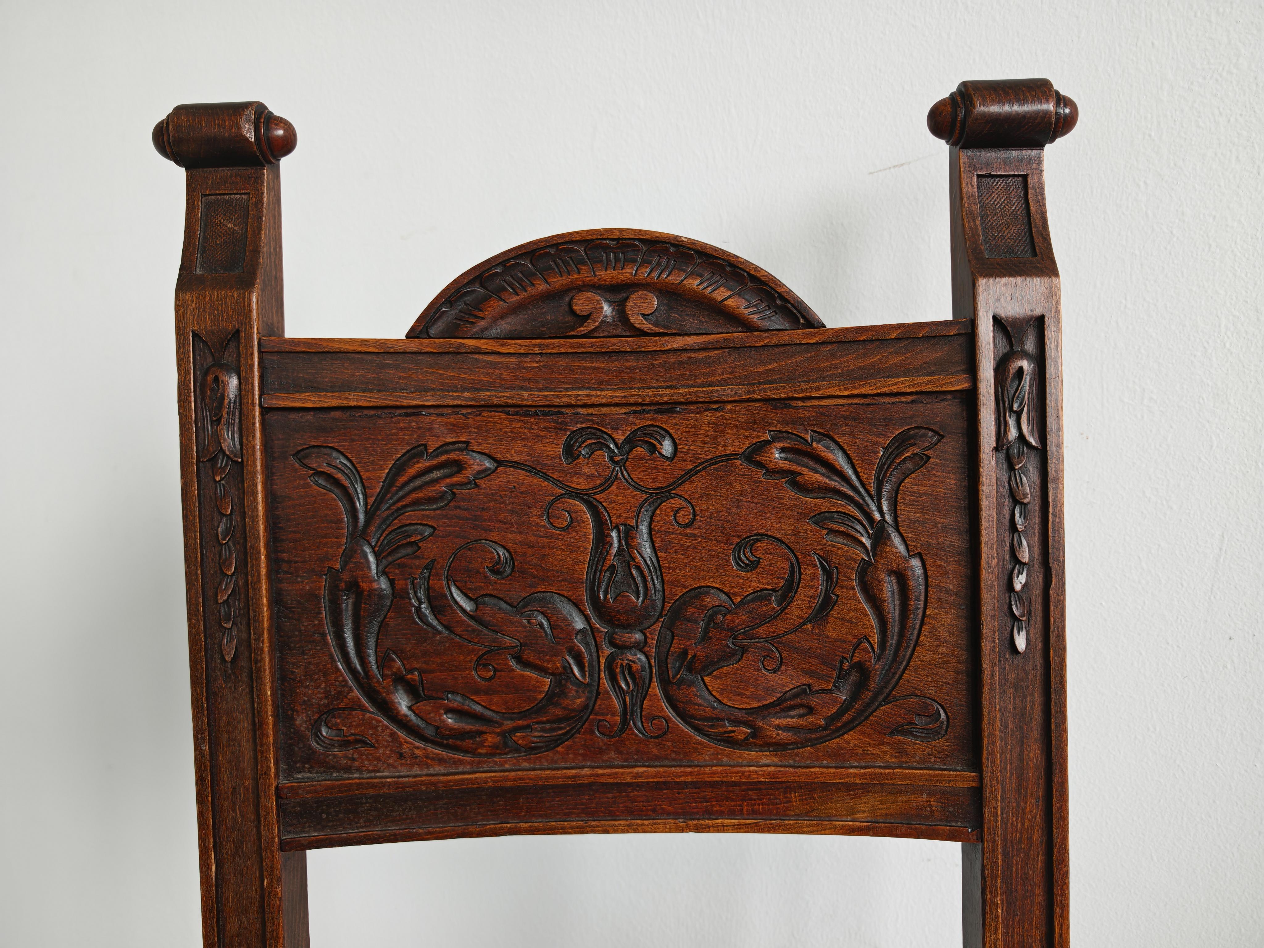 Pair of Neo-renaissance Side Chairs in oak with rush seats, France 1910s im Angebot 3