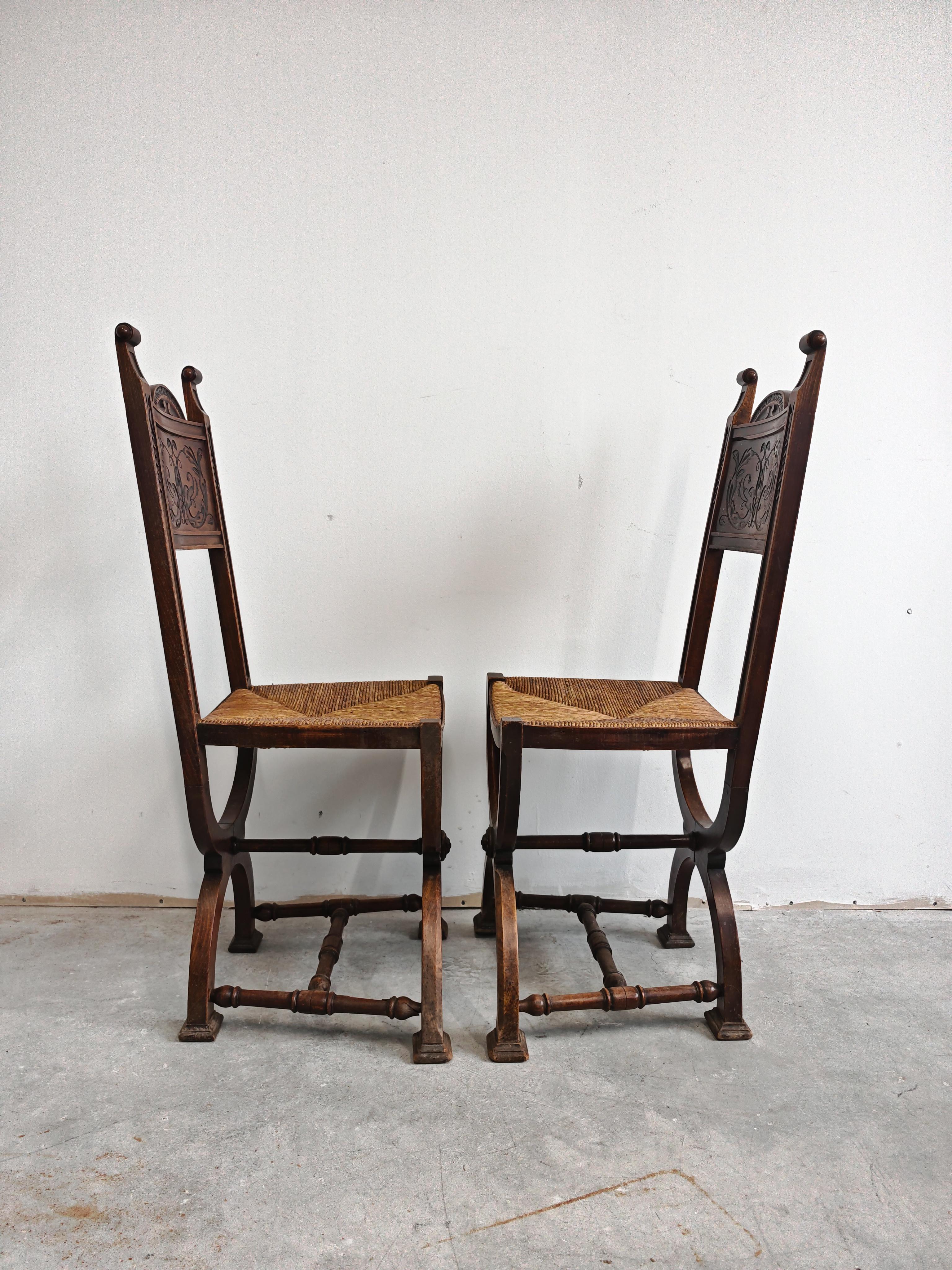 Pair of Neo-renaissance Side Chairs in oak with rush seats, France 1910s im Angebot 4