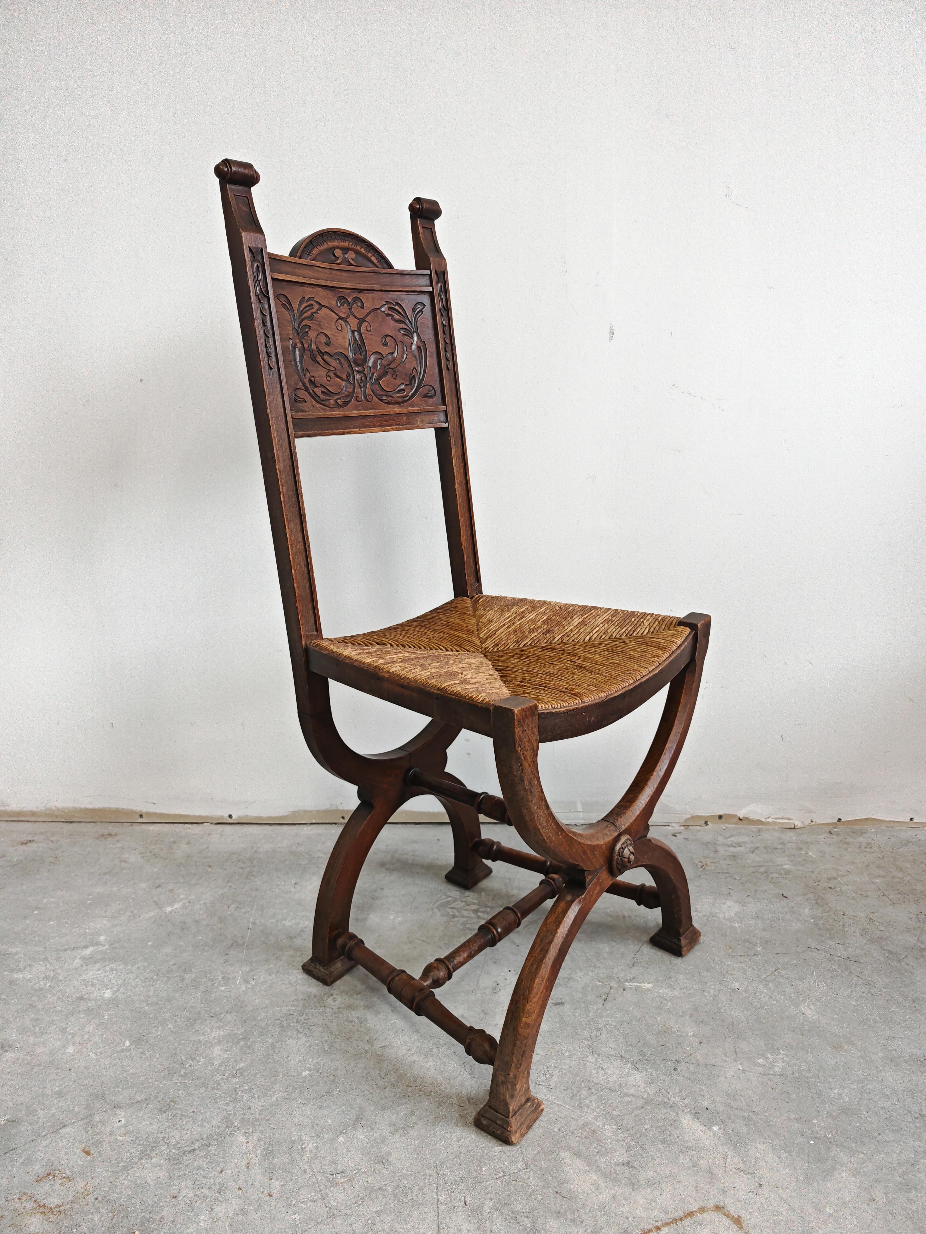 Pair of Neo-renaissance Side Chairs in oak with rush seats, France 1910s im Angebot 5