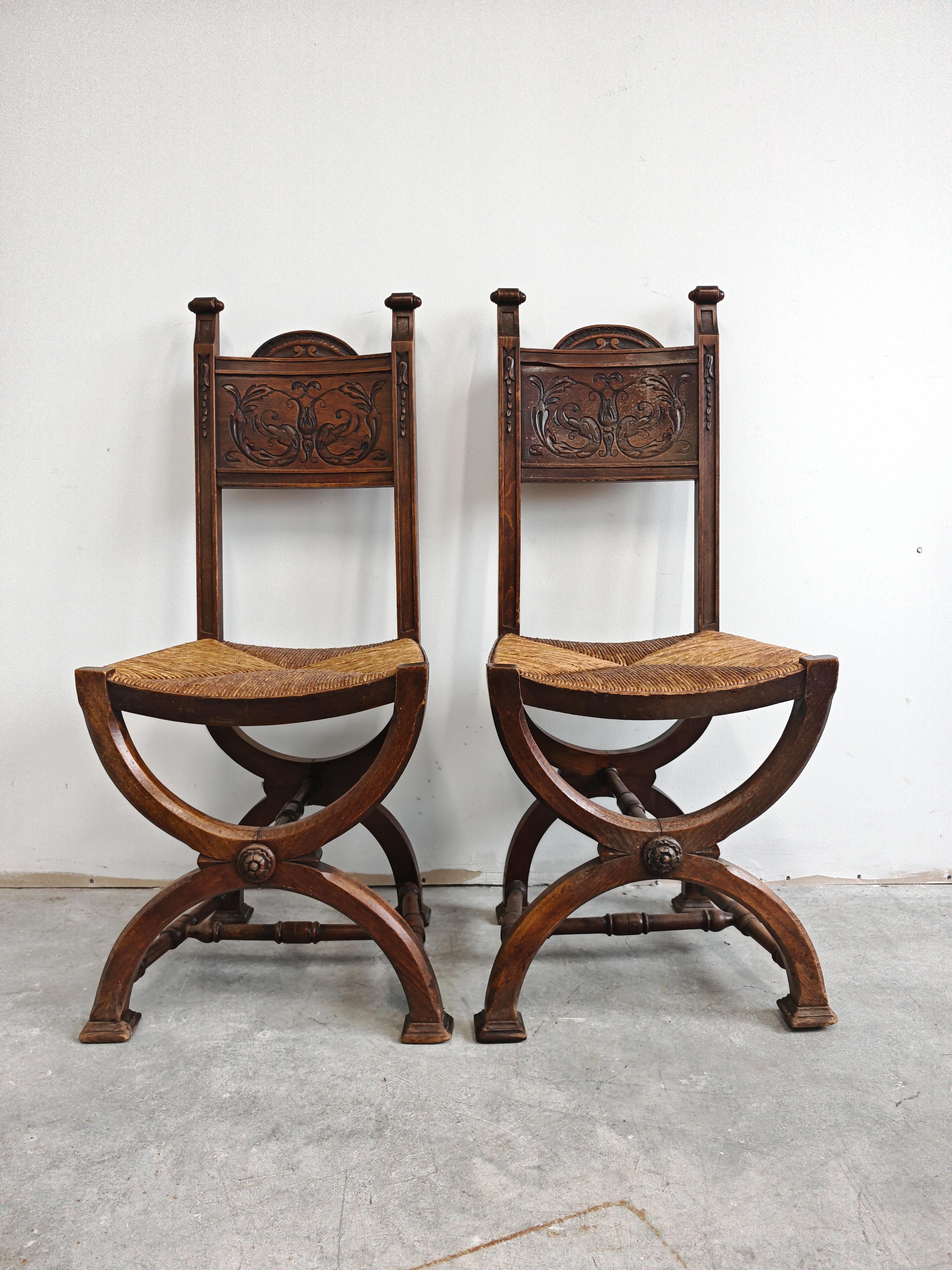 Pair of Neo-renaissance Side Chairs in oak with rush seats, France 1910s im Angebot 6