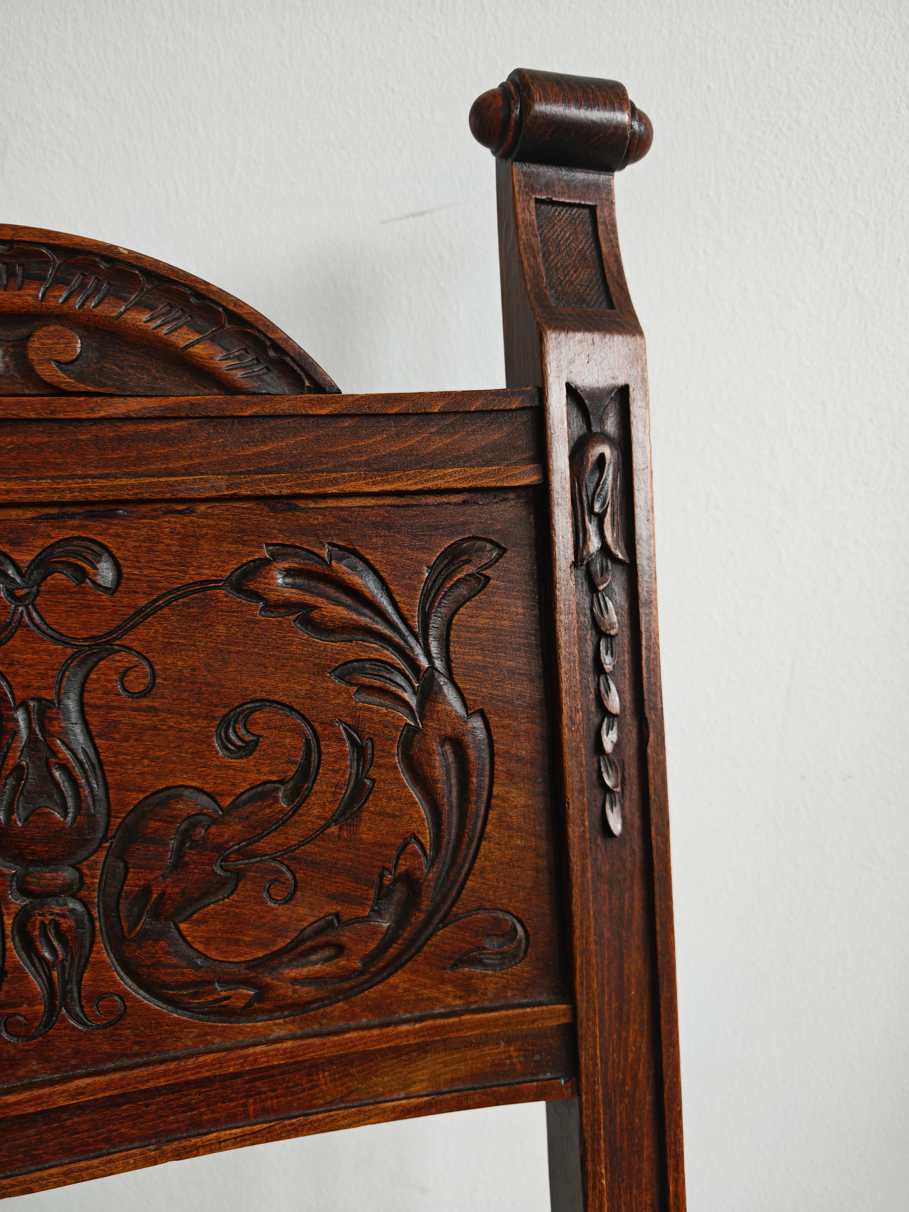 Pair of Neo-renaissance Side Chairs in oak with rush seats, France 1910s im Angebot 8