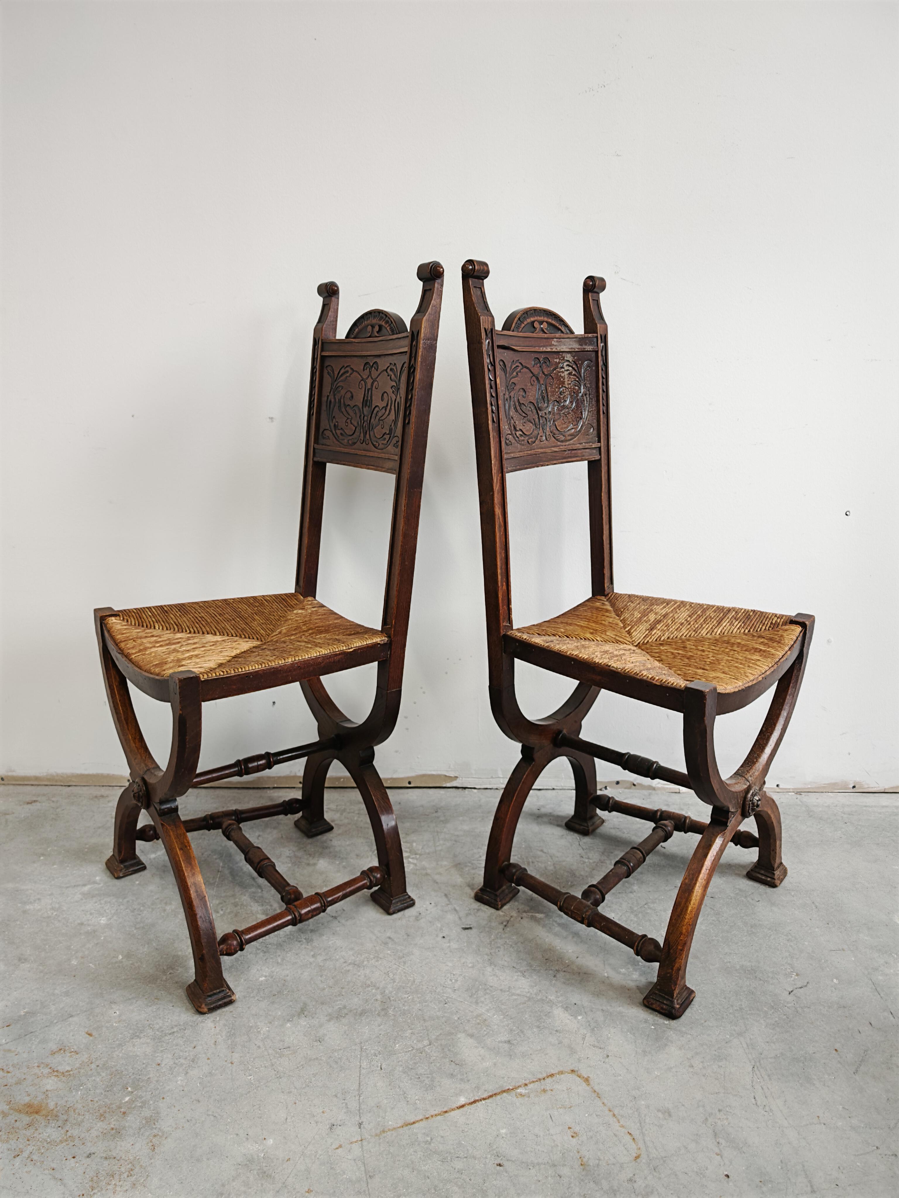 Pair of Neo-renaissance Side Chairs in oak with rush seats, France 1910s im Zustand „Gut“ im Angebot in Beograd, RS