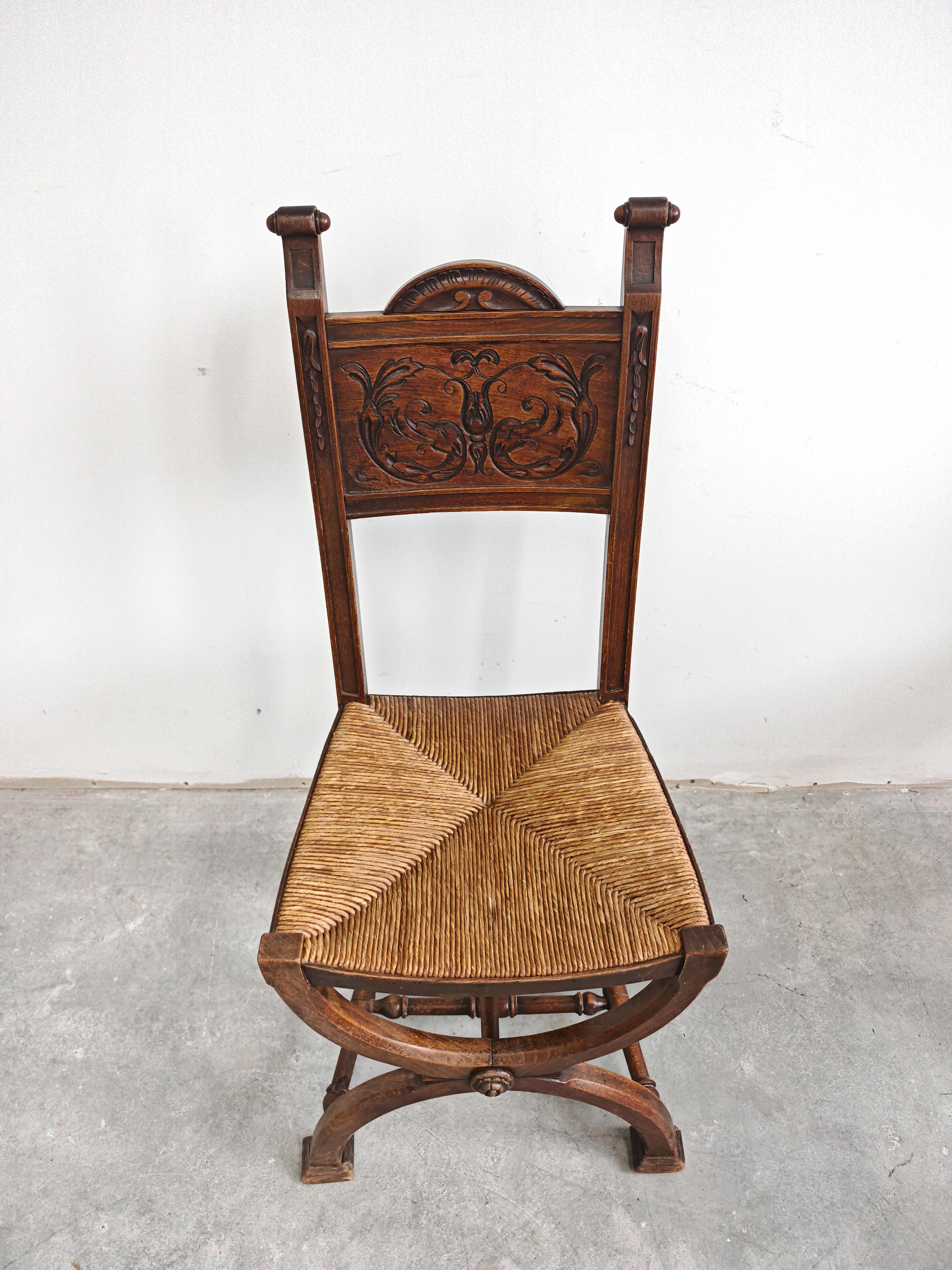 Pair of Neo-renaissance Side Chairs in oak with rush seats, France 1910s (Frühes 20. Jahrhundert) im Angebot