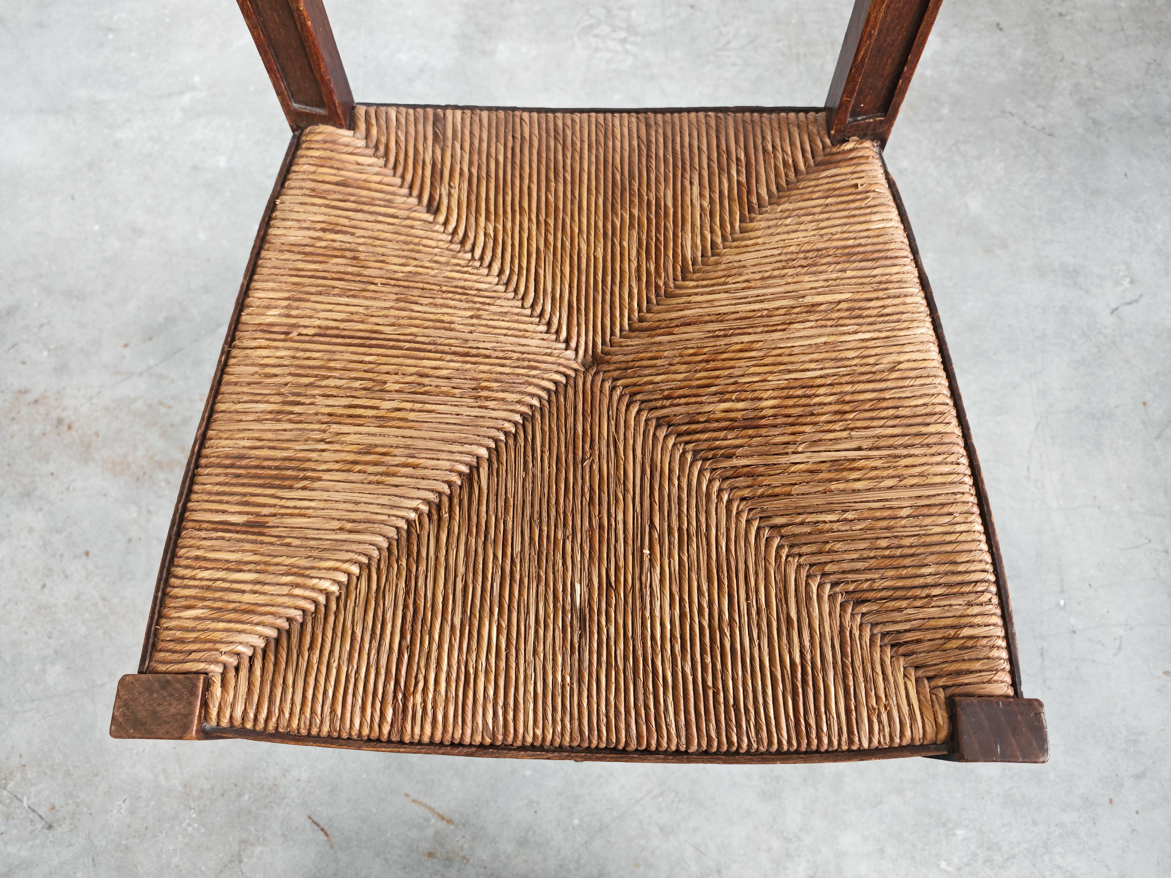 Pair of Neo-renaissance Side Chairs in oak with rush seats, France 1910s (Binse) im Angebot