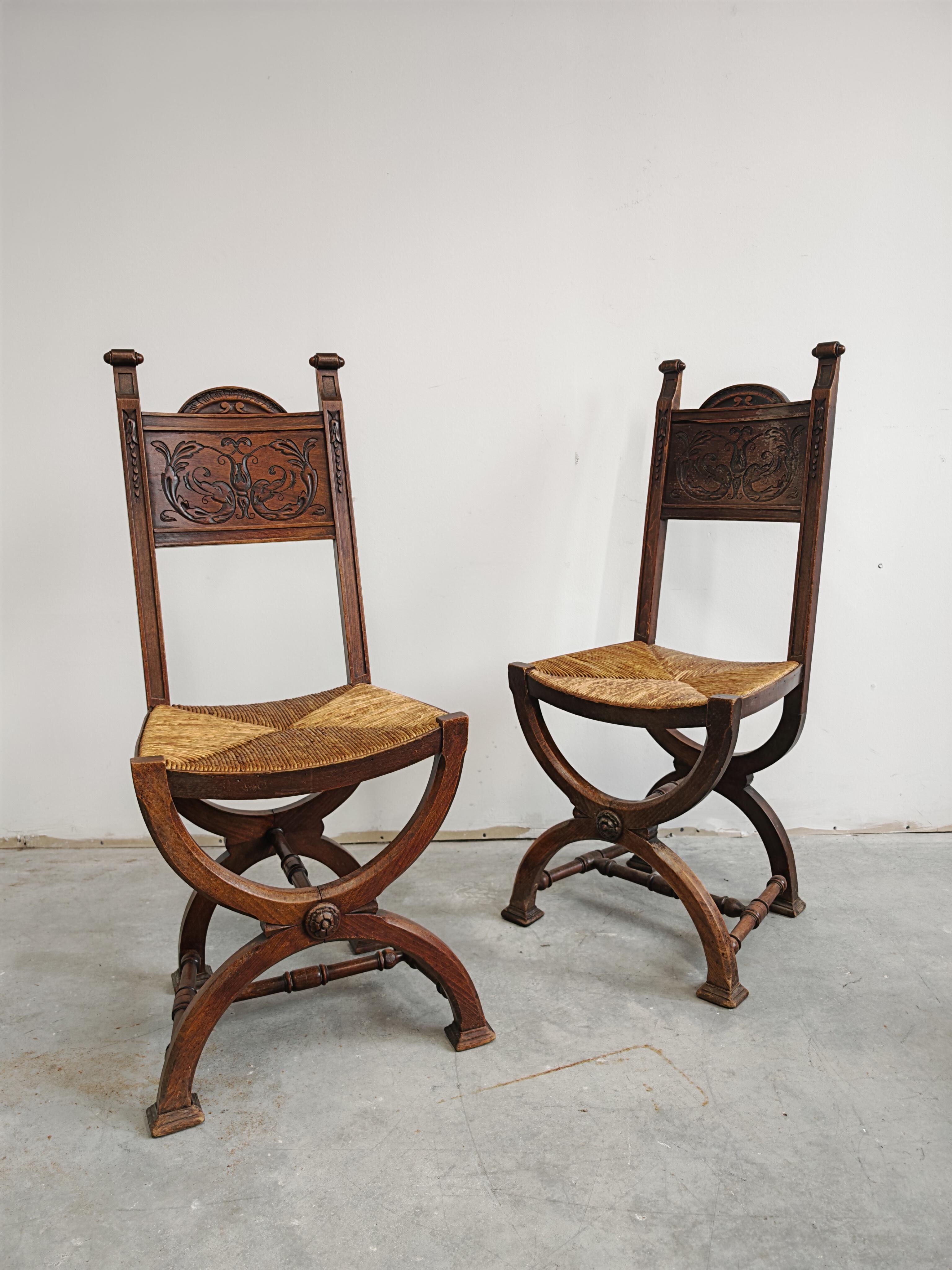 Pair of Neo-renaissance Side Chairs in oak with rush seats, France 1910s im Angebot 1