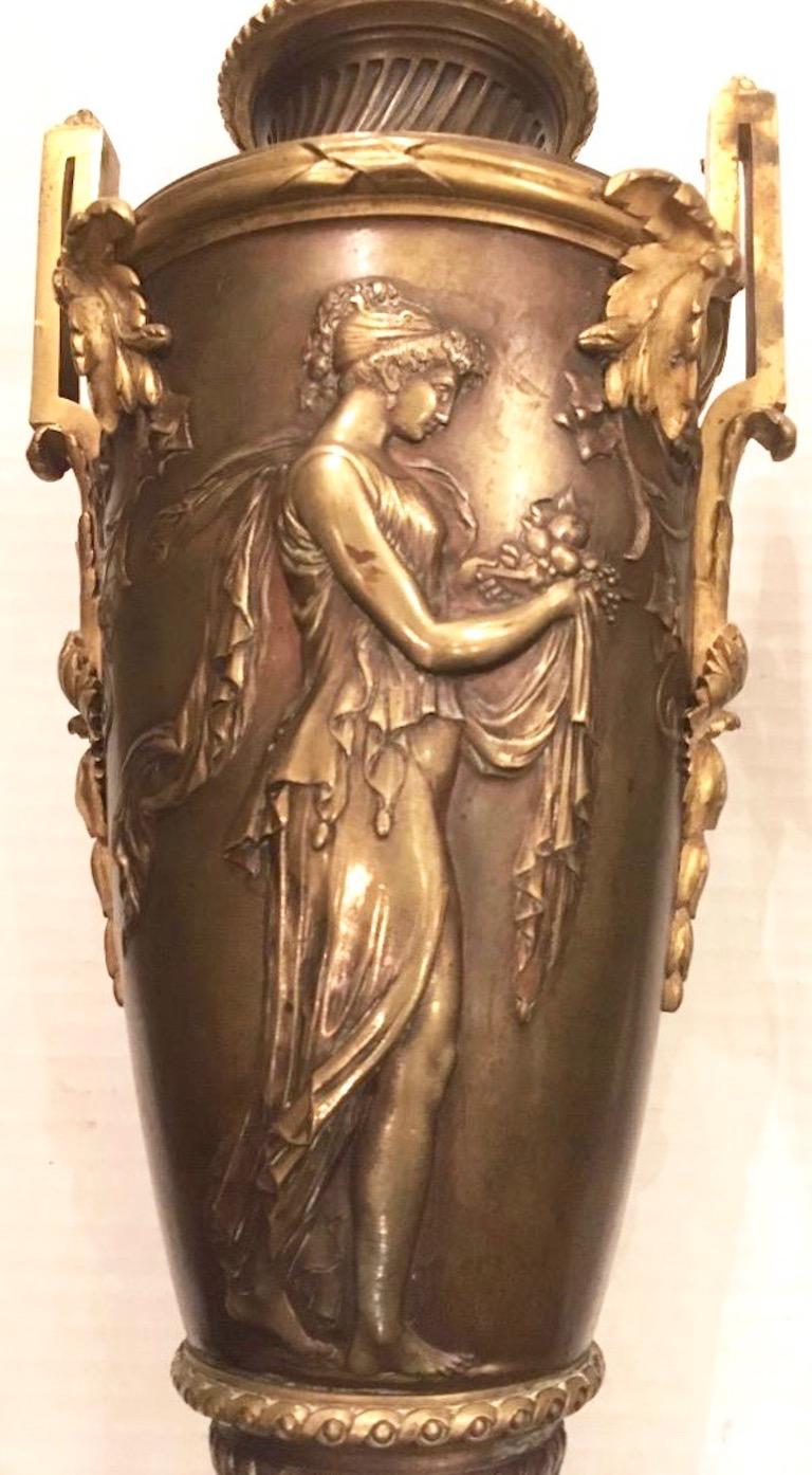 Paar französische Tischlampen aus Bronzeguss um 1900 in Form von Urnen auf Sockeln.  Originale Patina.

Abmessungen:
Höhe des Körpers: 19,5