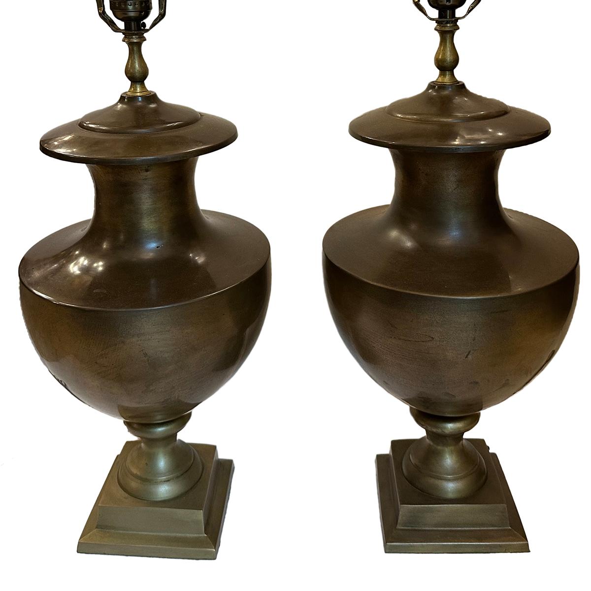 Ein Paar italienische Lampen aus den 1950er Jahren mit originaler Patina.

Abmessungen:
Höhe des Körpers: 18,5
