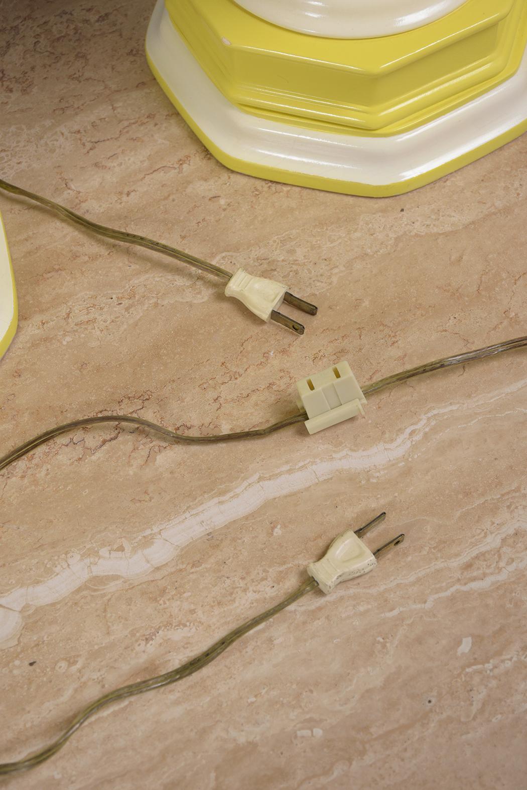 Lampade da tavolo neoclassiche in ceramica gialla & bianca con nuovi paralumi bianchi 3