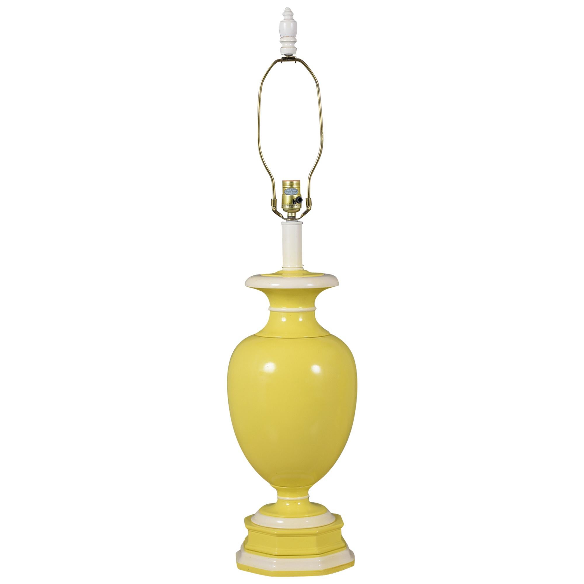 Smaltato Lampade da tavolo neoclassiche in ceramica gialla & bianca con nuovi paralumi bianchi