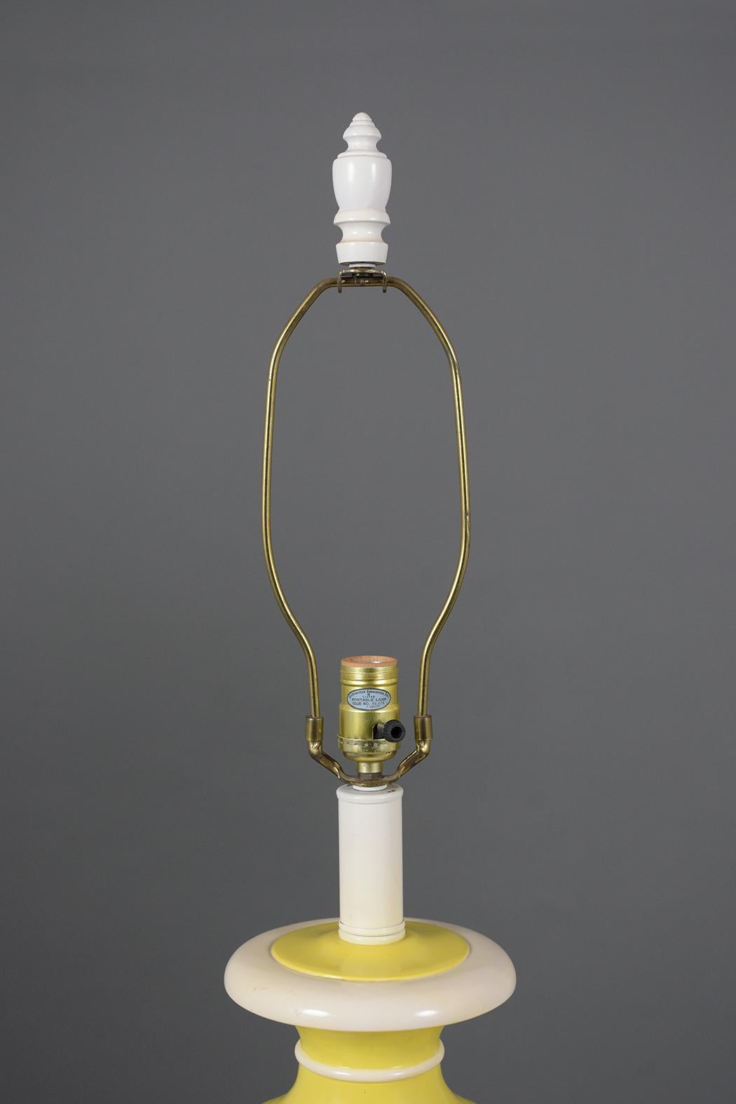 Lampade da tavolo neoclassiche in ceramica gialla & bianca con nuovi paralumi bianchi In condizioni buone a Los Angeles, CA