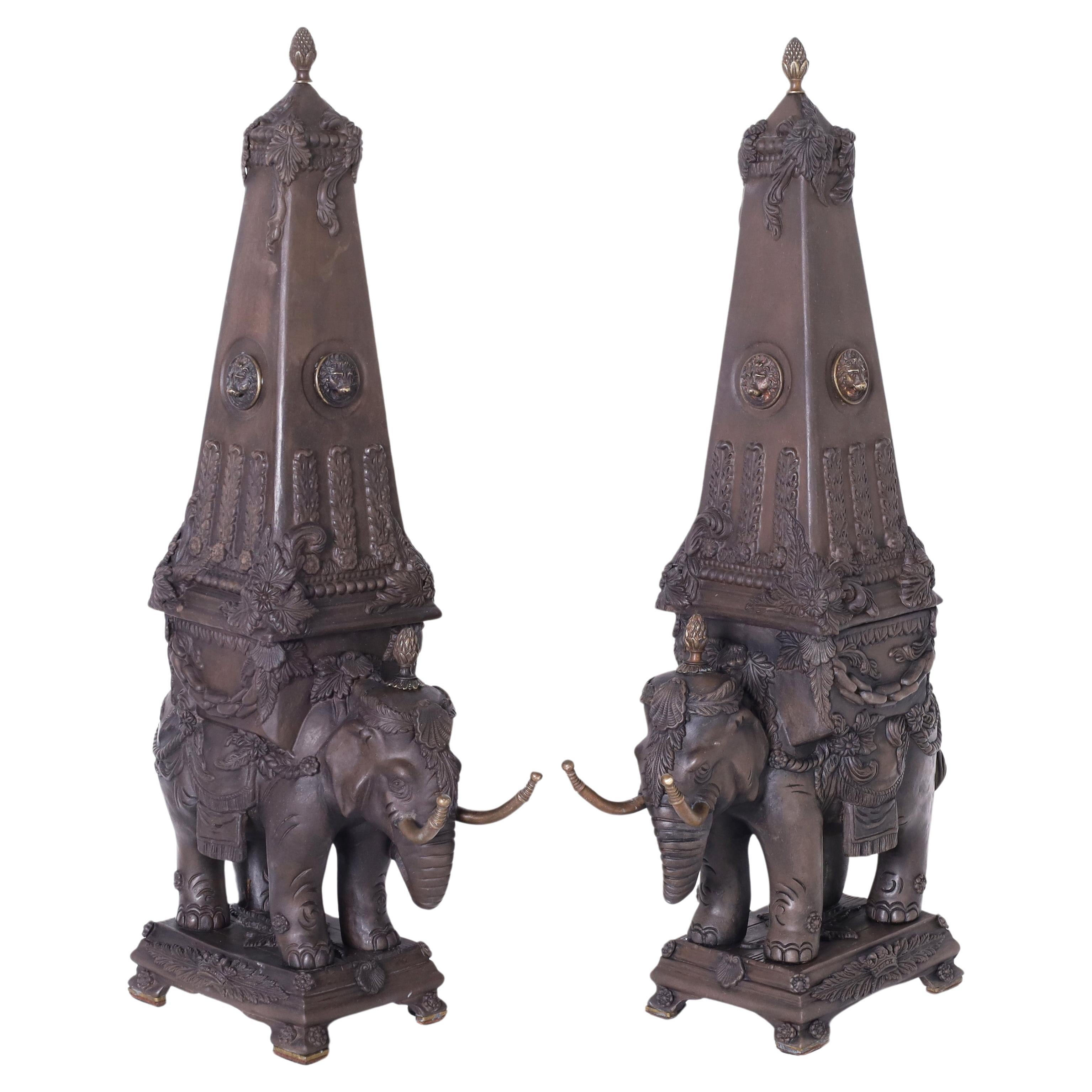 Paar neoklassizistische Elefanten aus Steingut mit Obelisken aus Steingut im Angebot