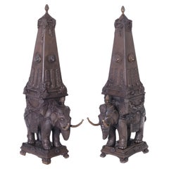 Paire d'éléphants néoclassiques en faïence avec obélisques