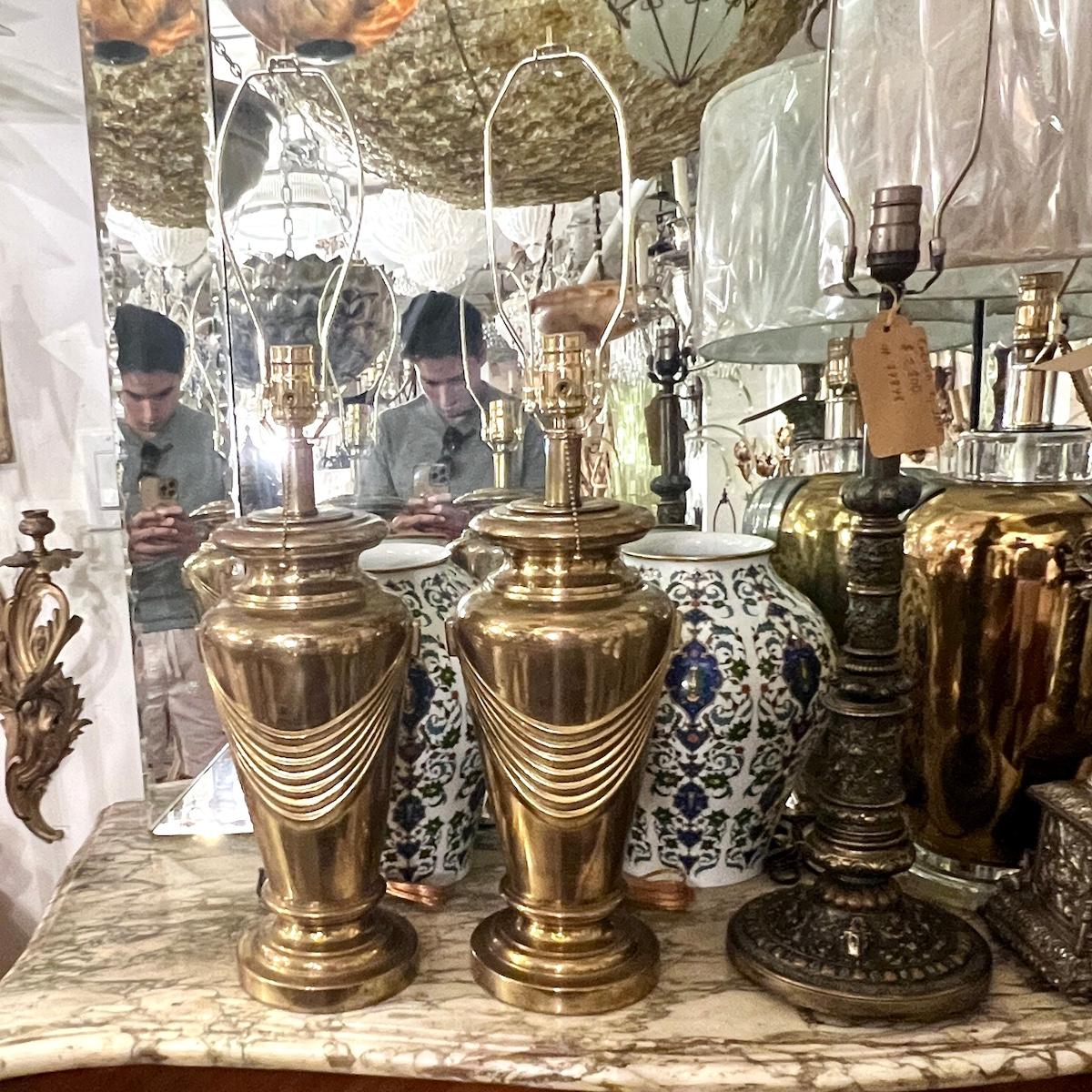 Pareja de lámparas de mesa doradas neoclásicas mediados del siglo XX en venta