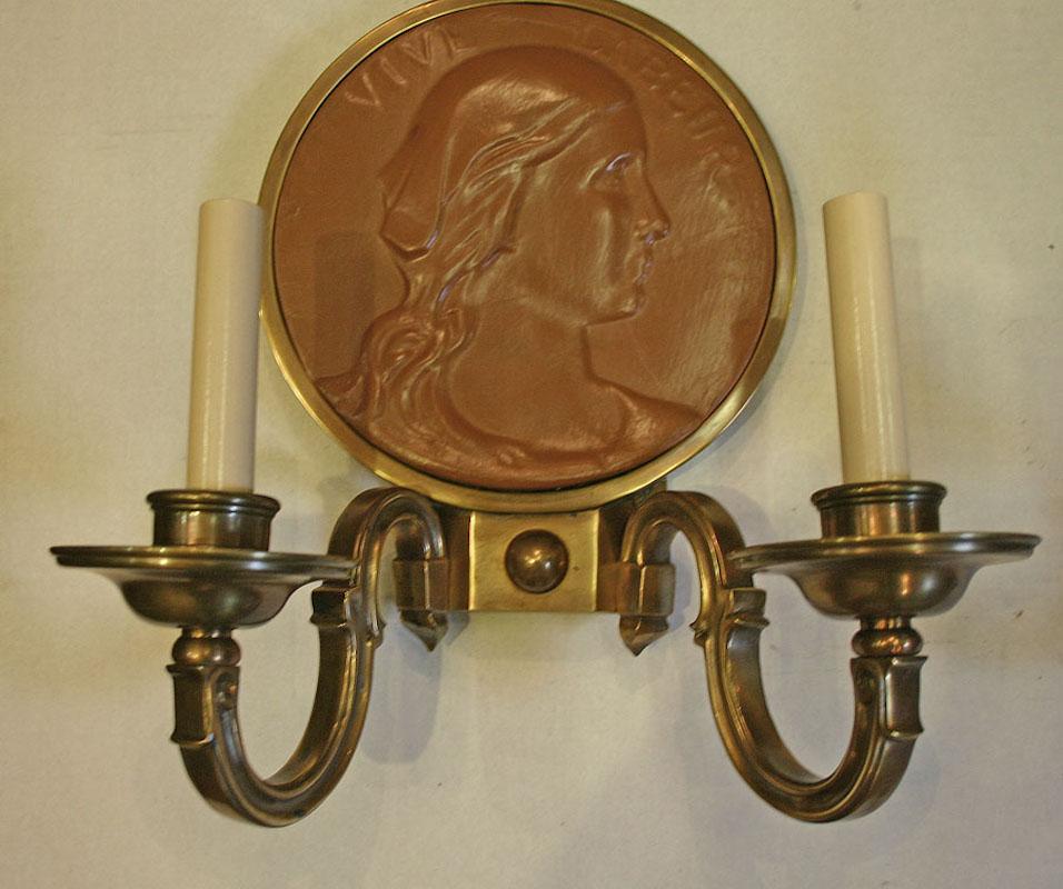 Metà XX secolo Coppia di appliques neoclassiche con placche in terracotta in vendita