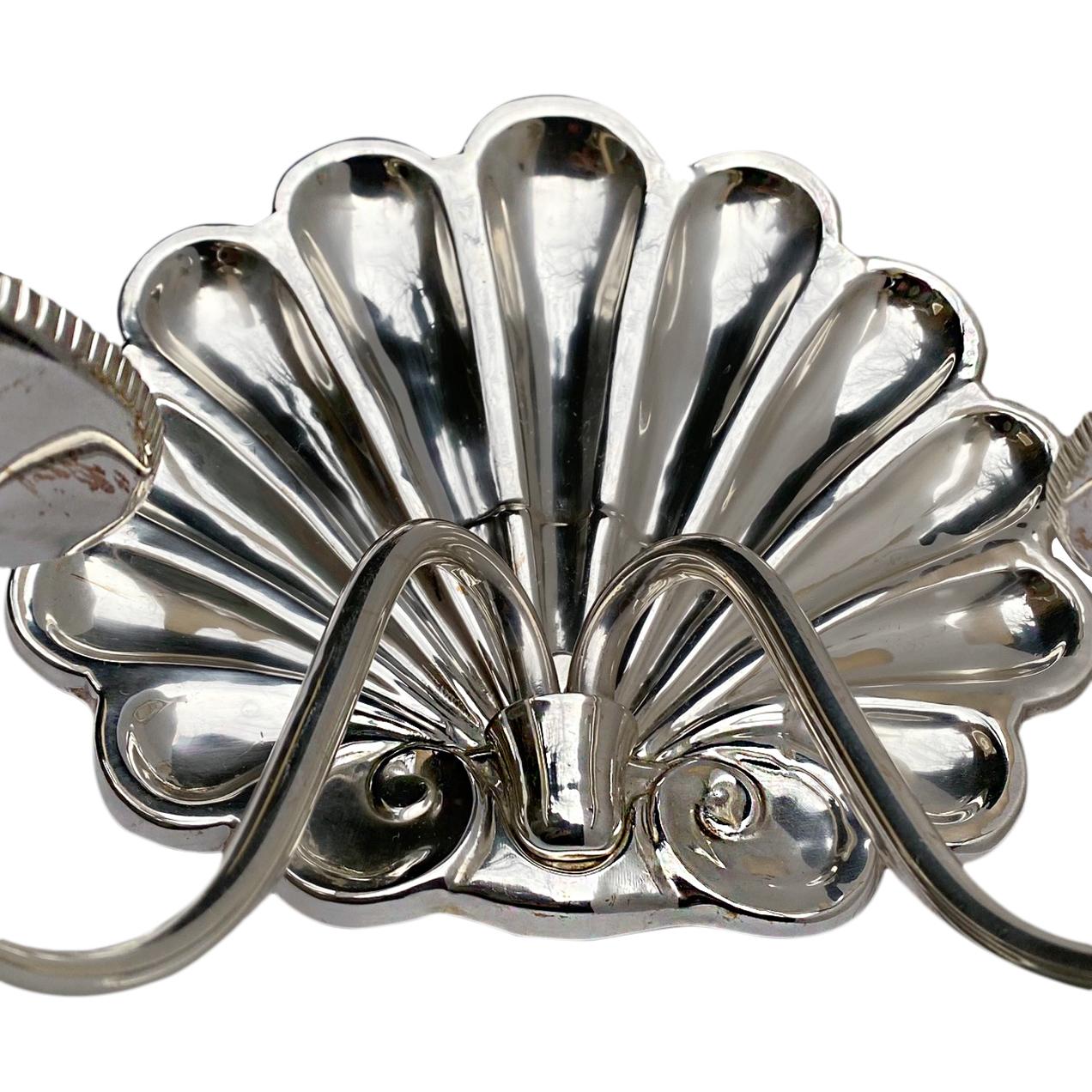 Argenté Paire d'appliques néoclassiques en forme de coquillage en métal argenté en vente