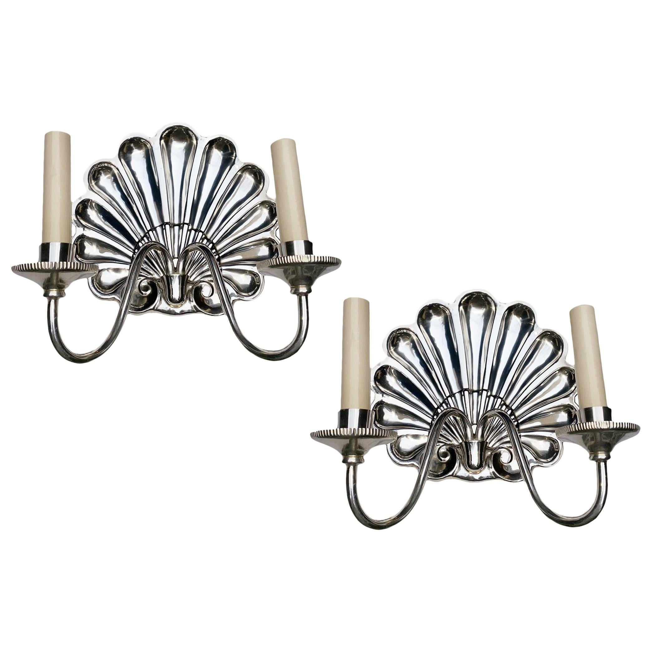 Paire d'appliques néoclassiques à coquille plaquées argent
