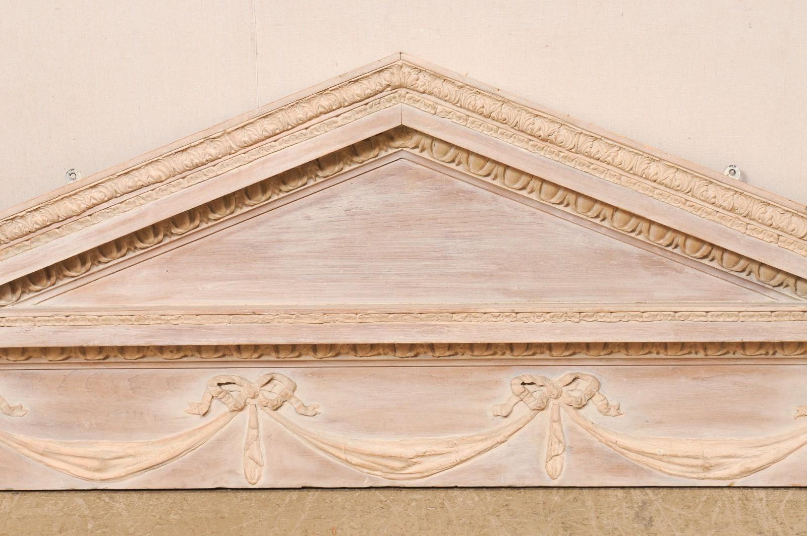 Paire de piédestaux en bois suspendus de style néoclassique (environ 4,9 pieds de large) Bon état - En vente à Atlanta, GA