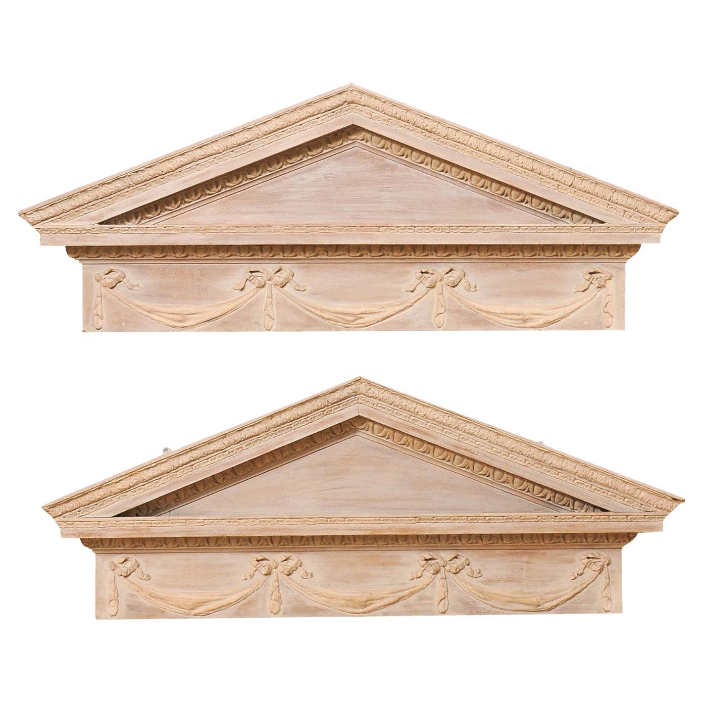 Paire de piédestaux en bois suspendus de style néoclassique (environ 4,9 pieds de large)