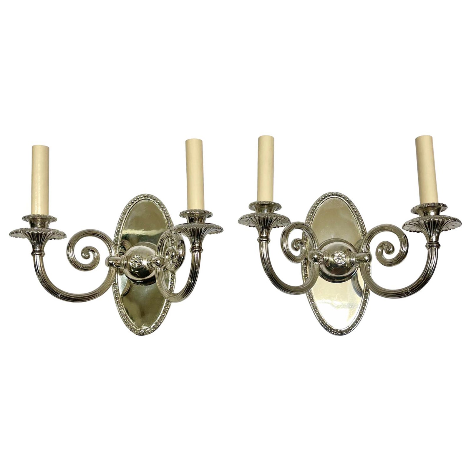 Paire d'appliques de style néoclassique en argent