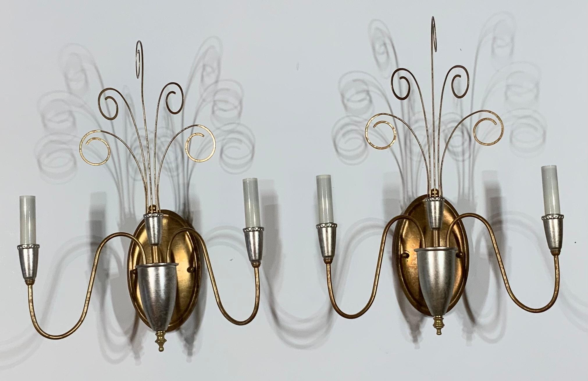 Elegantes Paar Wandleuchten aus Metall, silber- und goldfarben lackiert, mit zwei 60-Watt-Lampen pro Leuchte
Elektrifiziert und einsatzbereit. Schönes und sauber geschnittenes Paar für die Wand.
Ein weiteres Paar wird veröffentlicht.
    