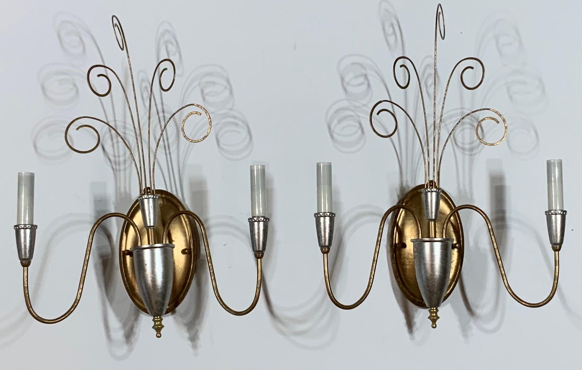 Elegantes Paar Wandleuchten aus Metall, lackiert in Silber und Gold, mit zwei 60-Watt-Lampen pro Leuchte
Elektrifiziert und einsatzbereit. Schönes und sauber geschnittenes Paar für die Wand.
Ein weiteres Paar wird veröffentlicht.
    