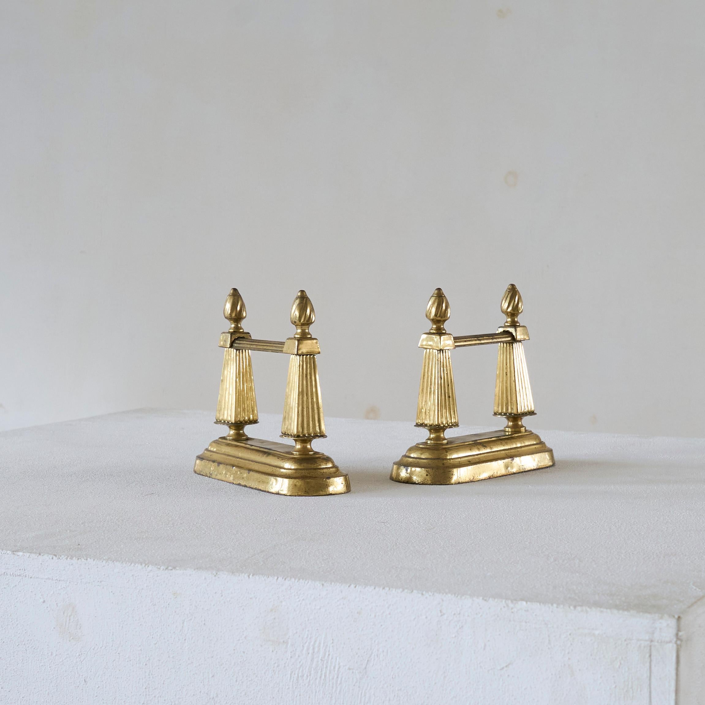 Pair of Neoclassical Andirons in Patinated Brass In Good Condition For Sale In Tilburg, NL