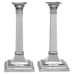 Coppia di candelabri neoclassici antichi in argento con marchio di fabbrica del 1921
