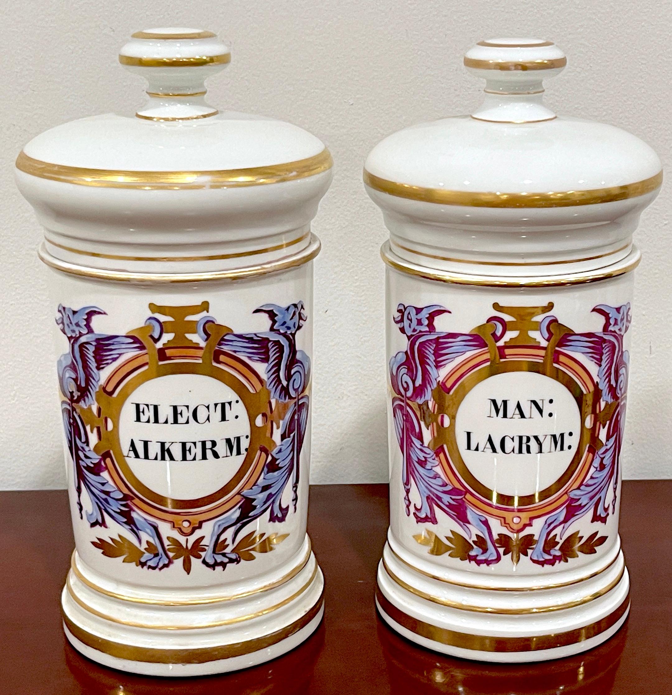 Paire de pots d'apothicaire néoclassiques de la Maison A Collin Porcelaines & Cristaux
France, Vers 1870
Signé : Maison A Collin Porcelaines & Cristaux a Collin paris 90 Rue de Rivoli

Nous avons le plaisir de vous proposer cette exquise paire de