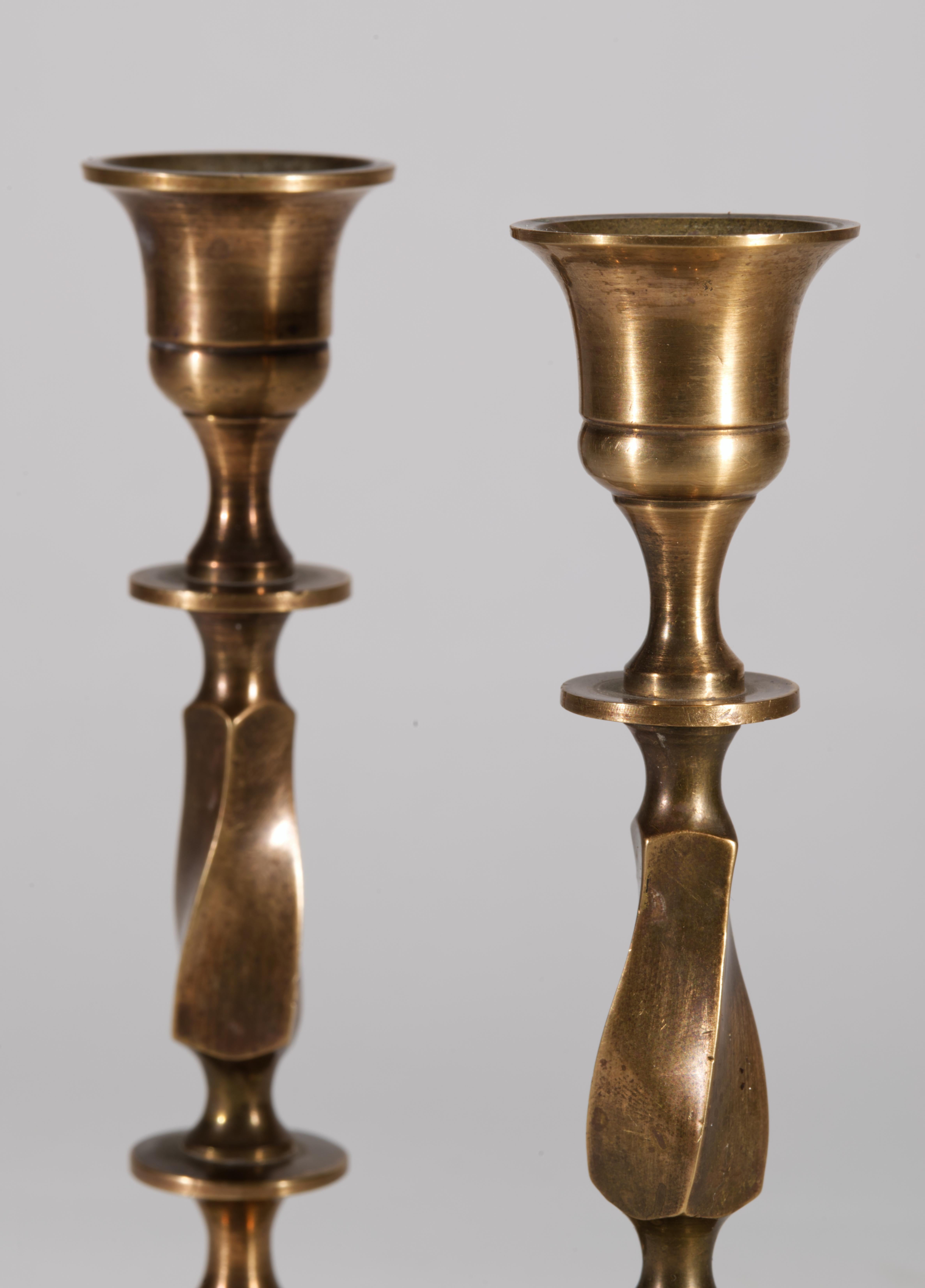 Neoclassico Coppia di candelabri neoclassici a balaustro in bronzo in vendita
