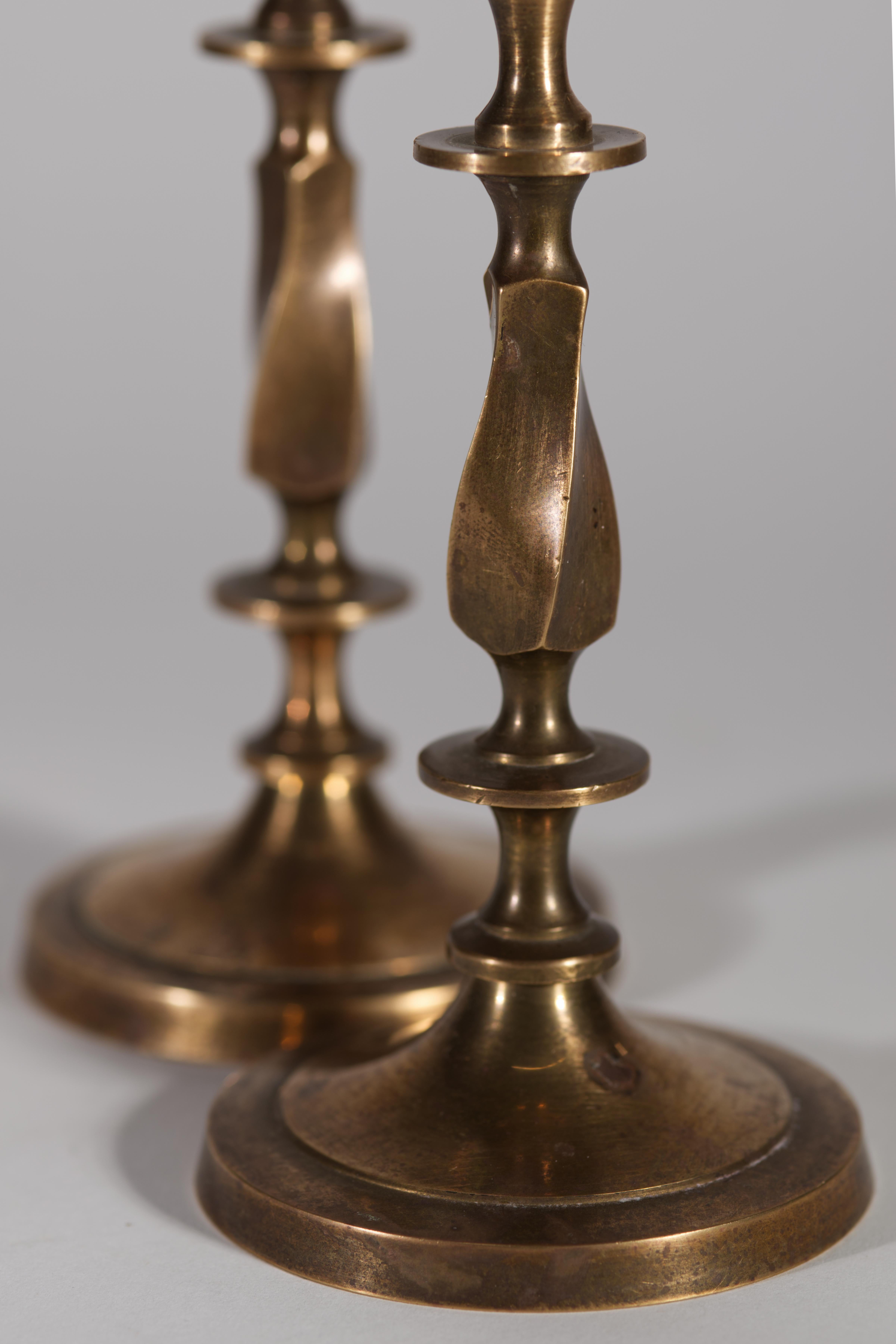 Calco Coppia di candelabri neoclassici a balaustro in bronzo in vendita