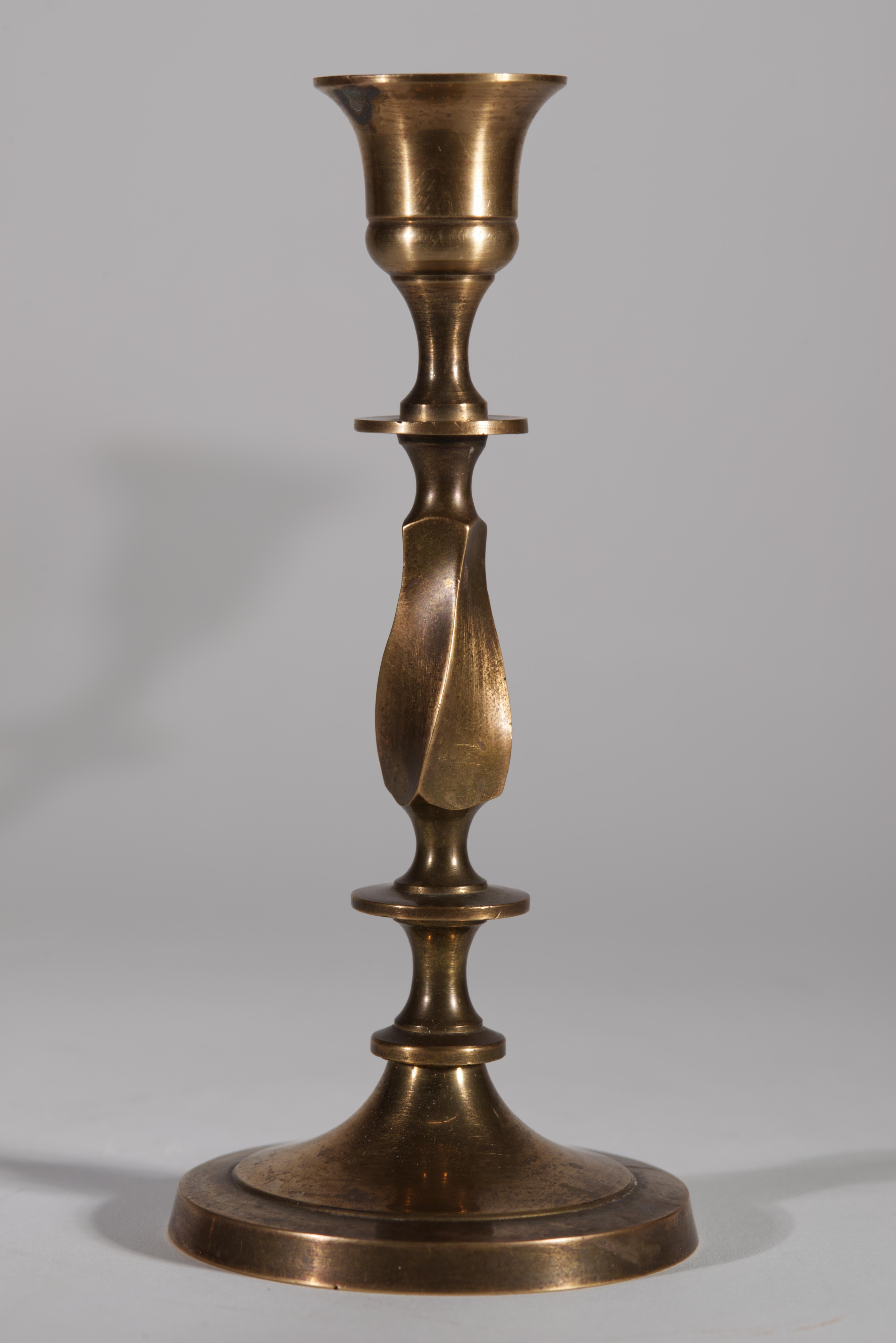 Coppia di candelabri neoclassici a balaustro in bronzo In condizioni buone in vendita a Clifton Springs, NY