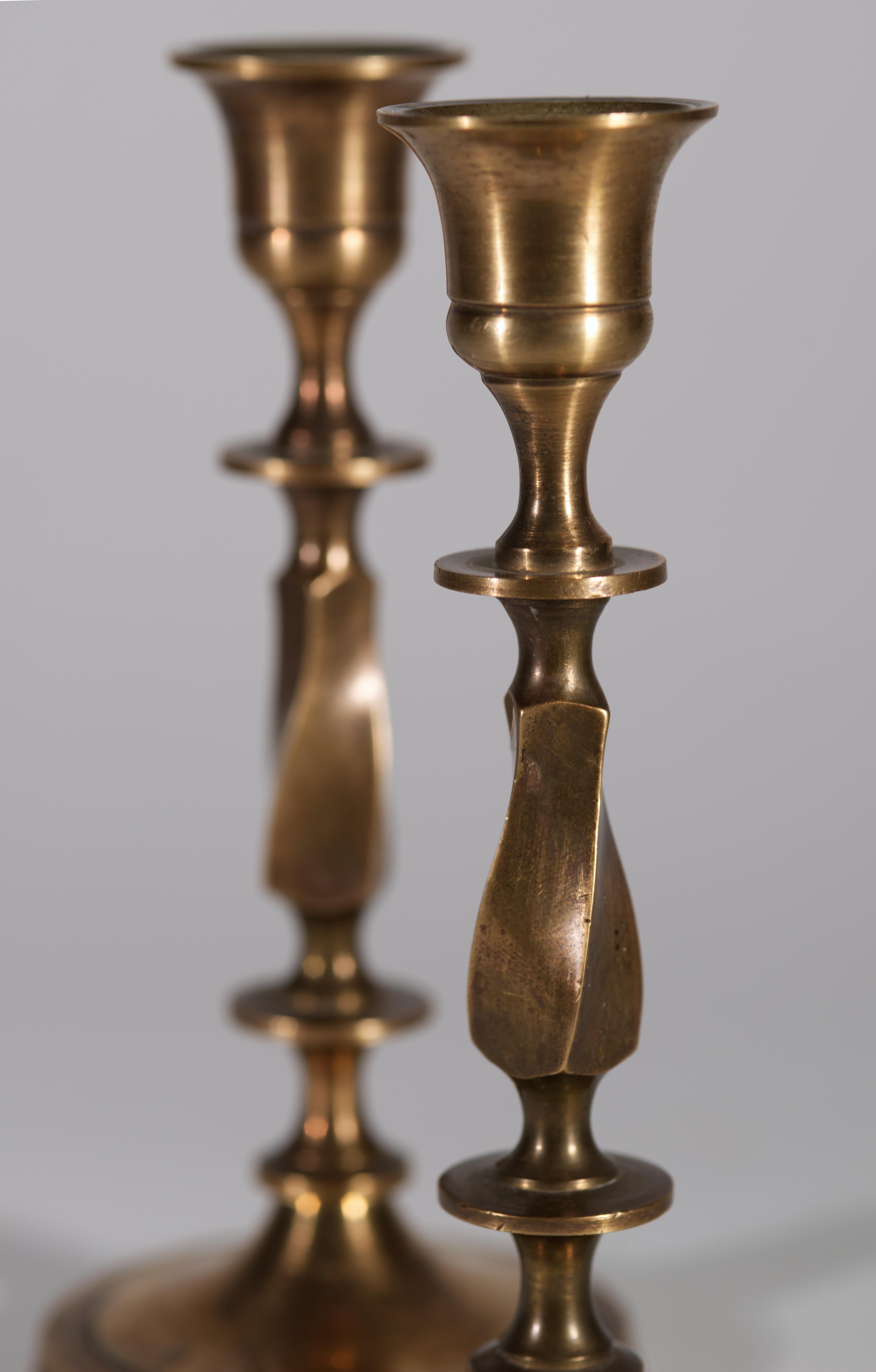 Bronzo Coppia di candelabri neoclassici a balaustro in bronzo in vendita