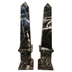 Coppia di obelischi neoclassici in marmo nero