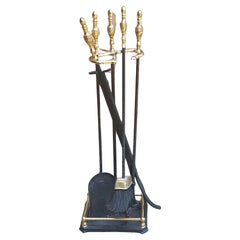 Ensemble d'outils de cheminée néoclassiques du 20e siècle en laiton et en fer
