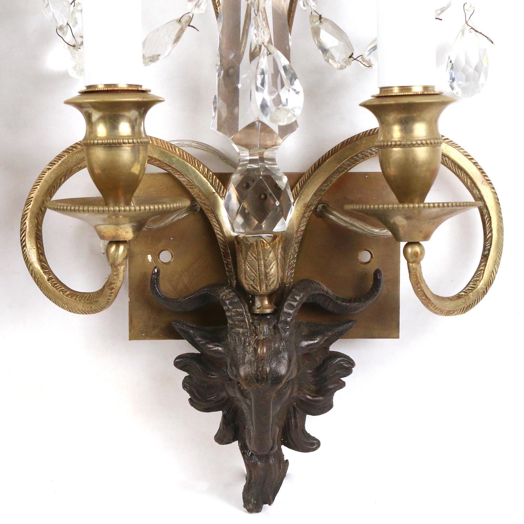 Patiné Paire d'appliques néoclassiques en bronze et cristal en vente