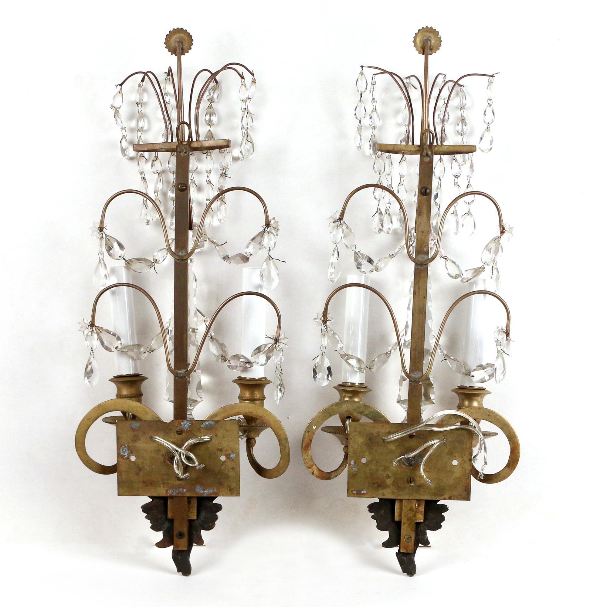 Bronze Paire d'appliques néoclassiques en bronze et cristal en vente