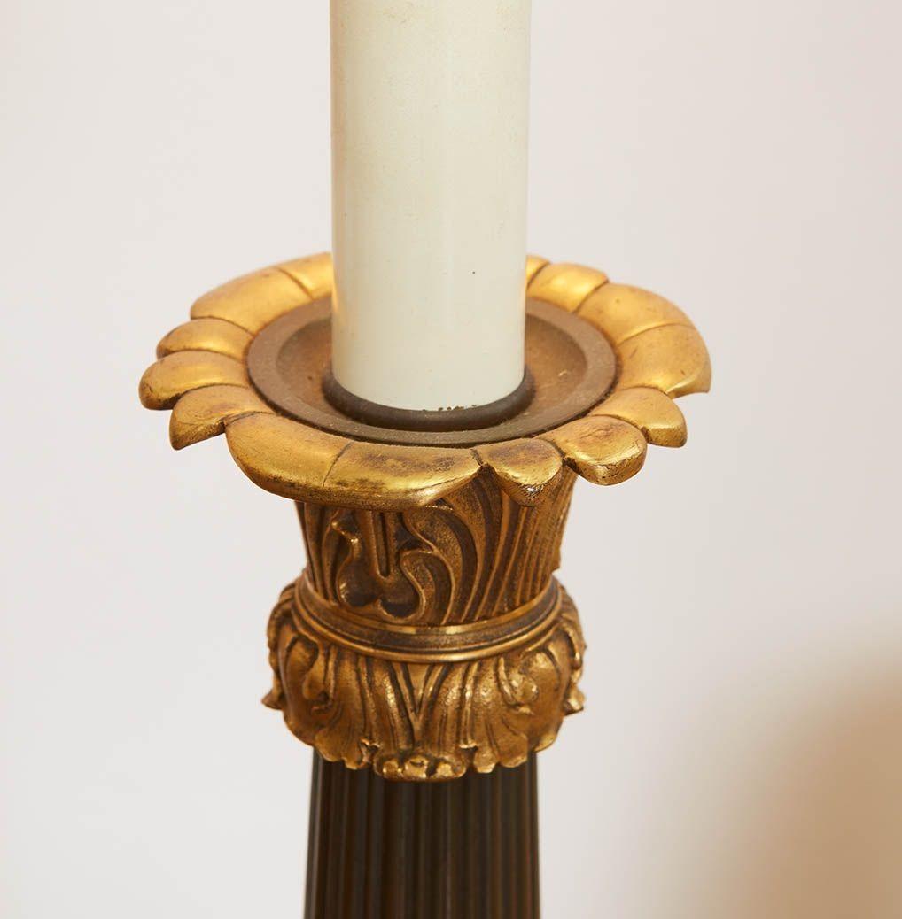 Français Paire de lampes de table néoclassiques en bronze et bronze doré