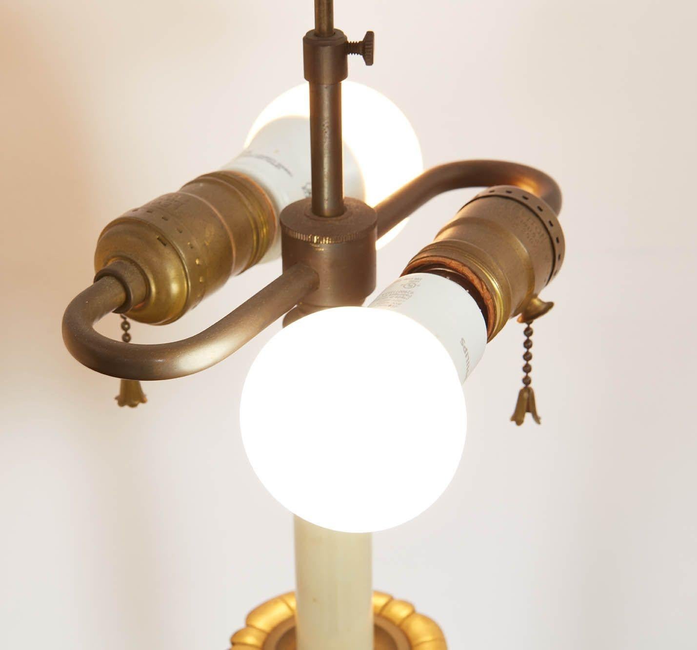 Paire de lampes de table néoclassiques en bronze et bronze doré 1