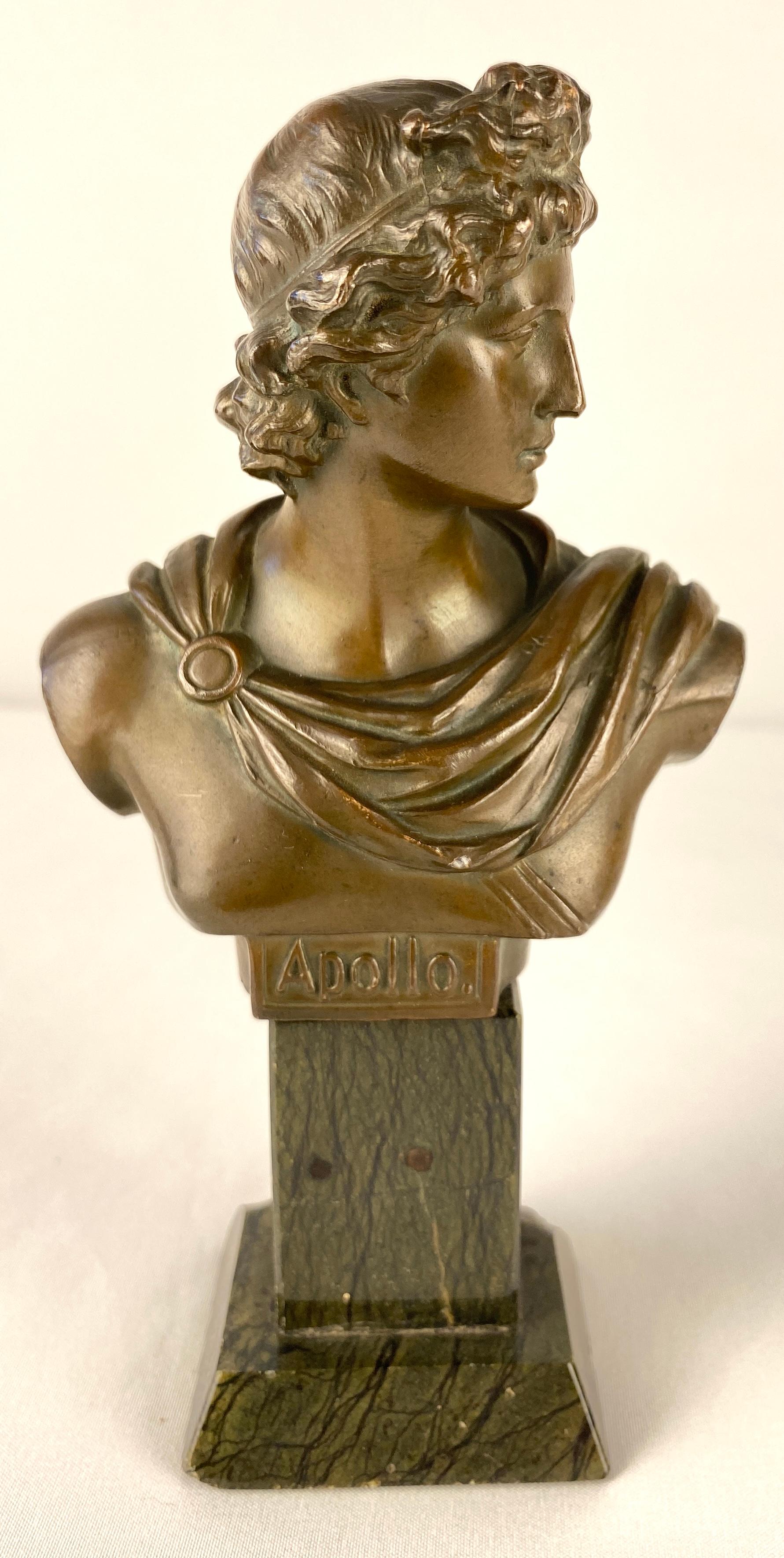 Paar sehr dekorative französische Bronzebüsten von Apollo und Diana aus dem 19. Jahrhundert oder neoklassizistische Büsten im Gewand.

Auf quadratischen Sockeln aus schwarzem Marmor montiert, sind diese Büsten Wunderwerke von raffinierter Schönheit