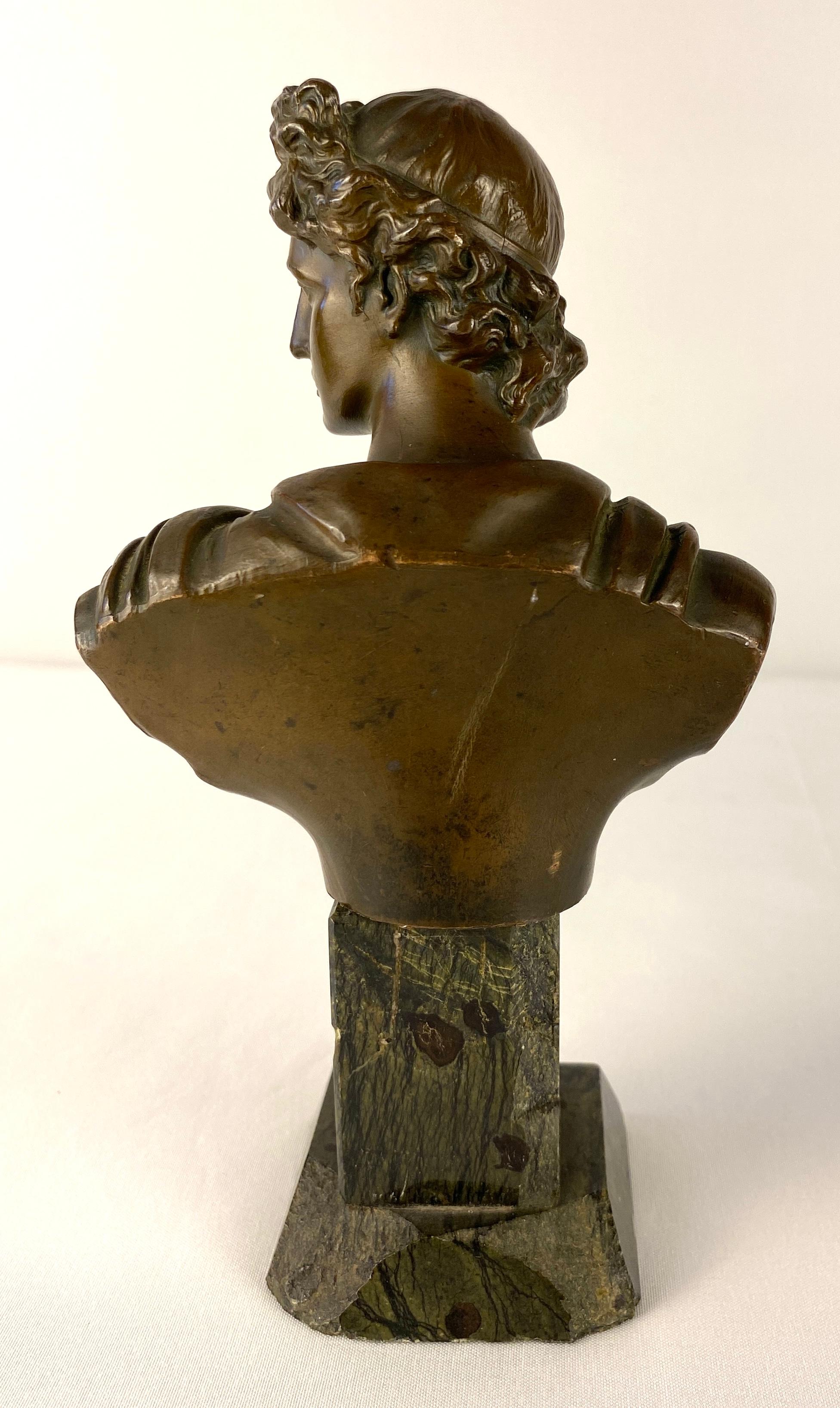 Néoclassique Paire de bustes en bronze néoclassiques Apollo et Diane montés sur marbre noir en vente