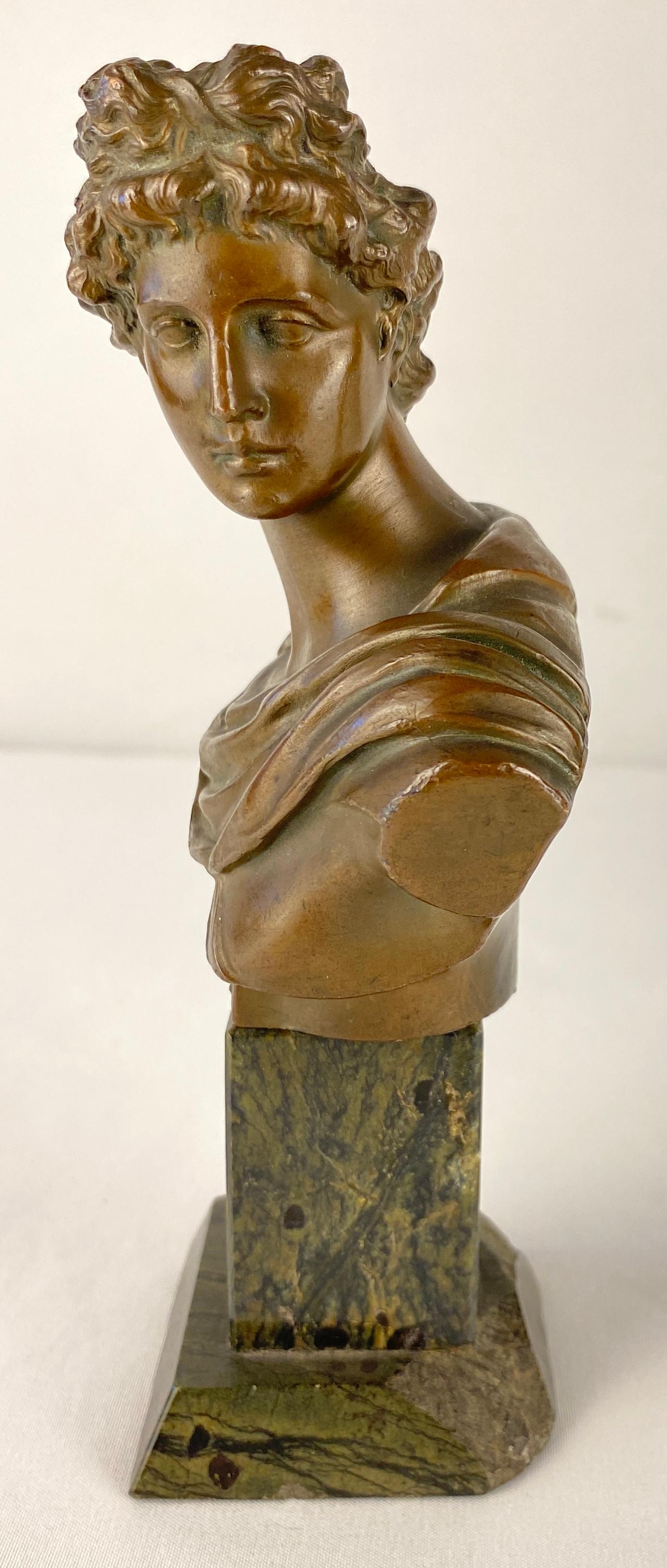 Paar neoklassizistische Bronzebüsten Apollo und Diana aus Bronze, montiert auf schwarzem Marmor (Handgefertigt) im Angebot