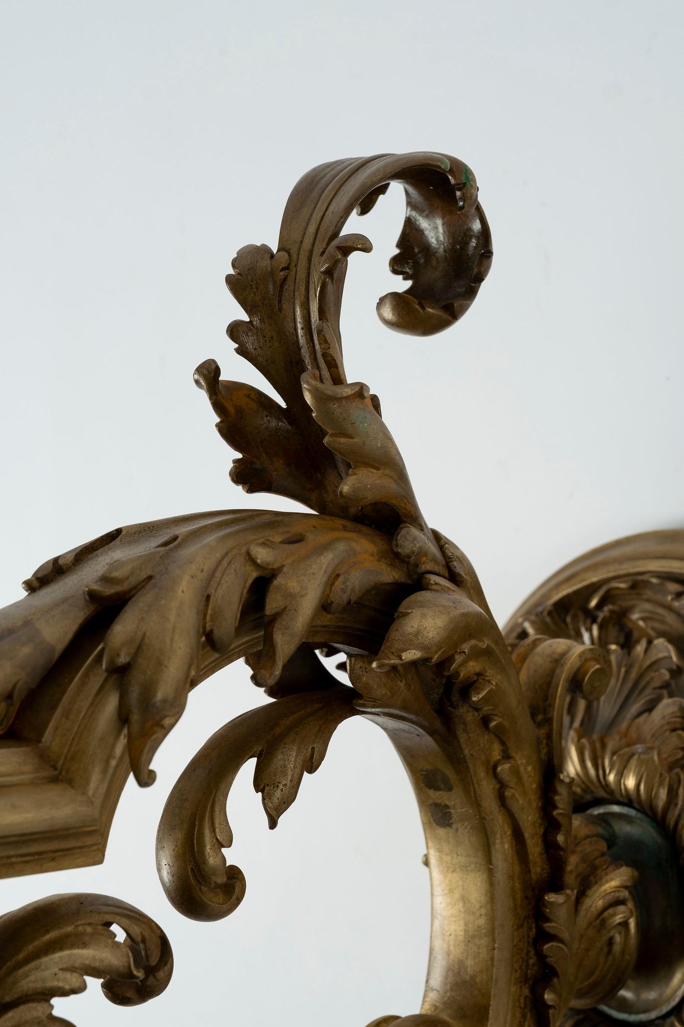 Paar neoklassizistische Bronze-Doré-Wandleuchter (Neoklassisch) im Angebot