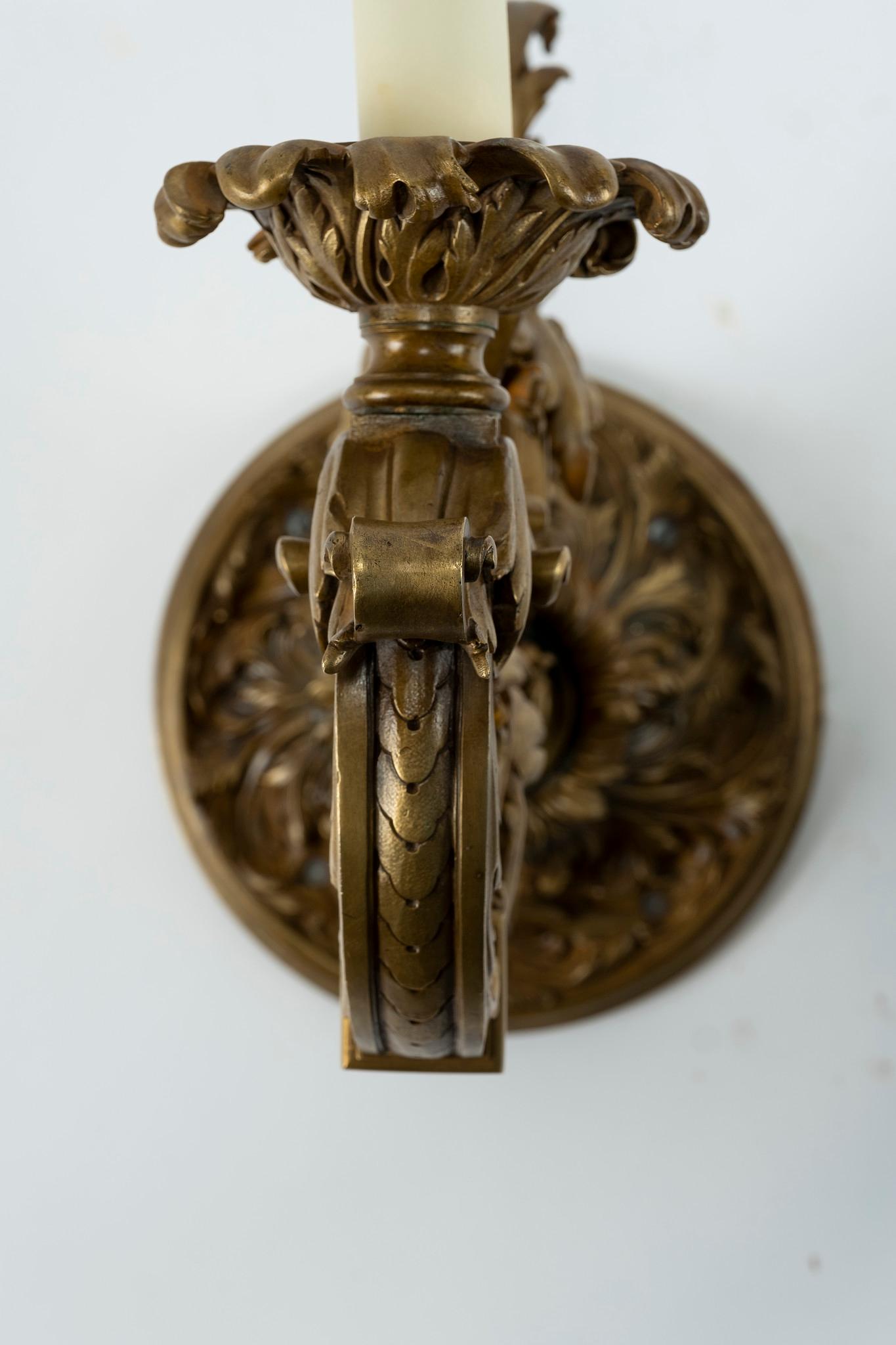 Paar neoklassizistische Bronze-Doré-Wandleuchter (Vergoldet) im Angebot