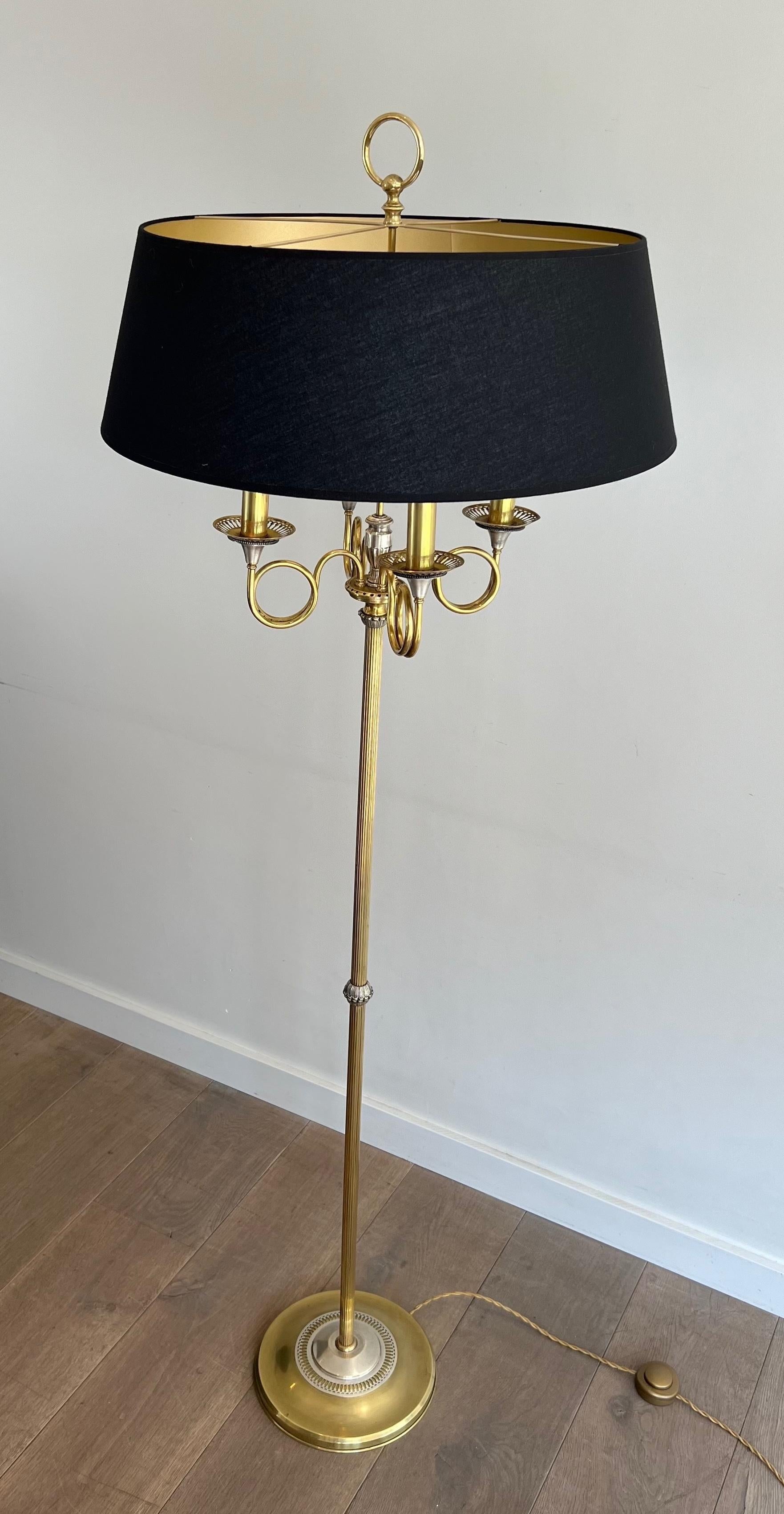 Néoclassique Paire de lampadaires néoclassiques en acier brossé et laiton dans le style de M. Charles en vente