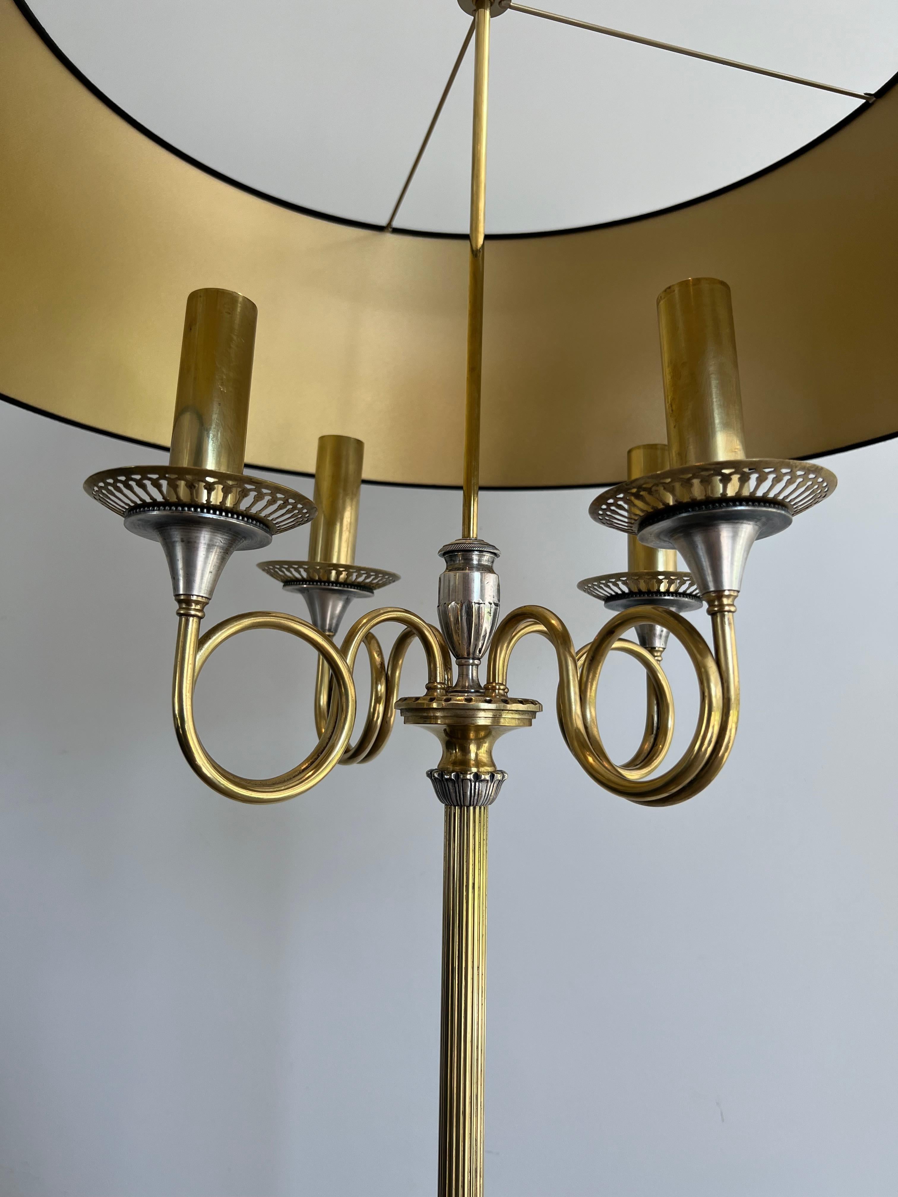 Milieu du XXe siècle Paire de lampadaires néoclassiques en acier brossé et laiton dans le style de M. Charles en vente