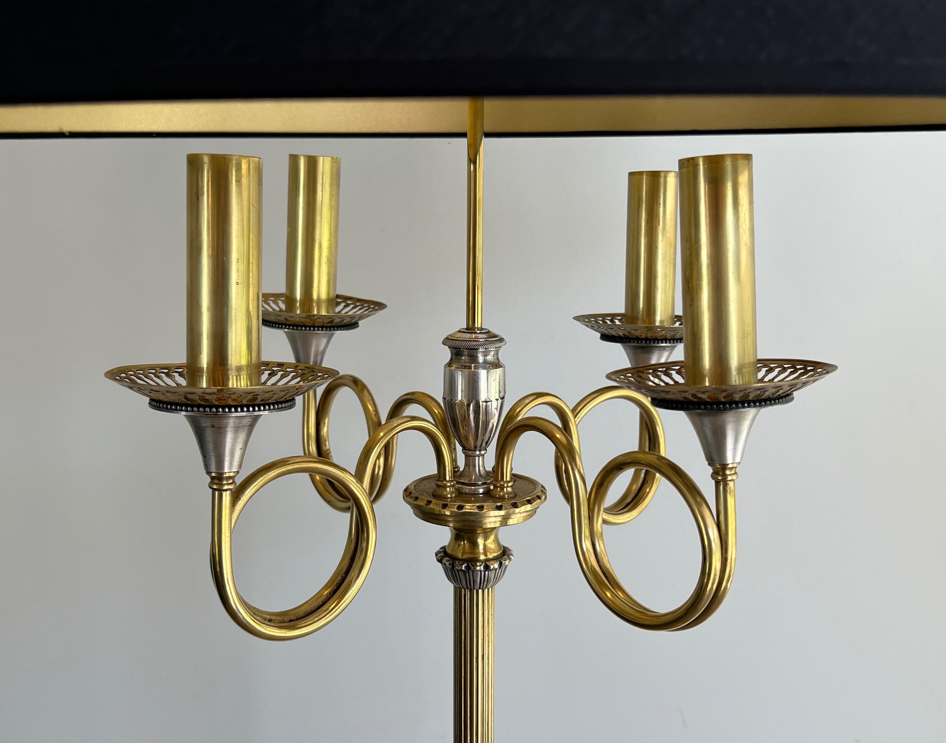 Laiton Paire de lampadaires néoclassiques en acier brossé et laiton dans le style de M. Charles en vente