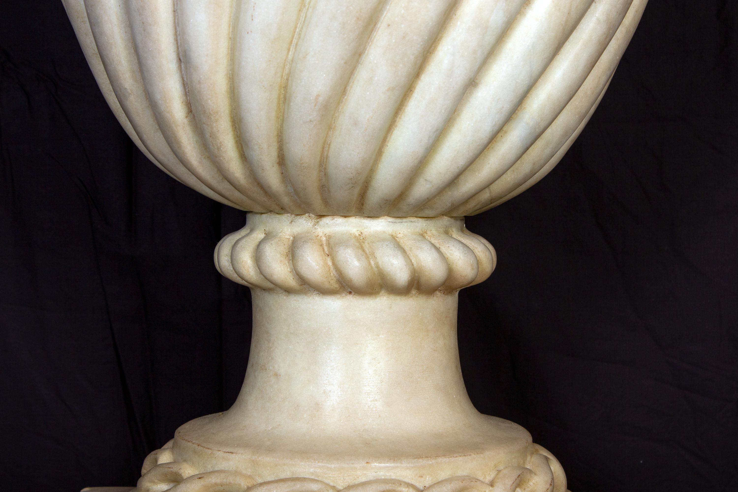 Pair of Neoclassical Carrara White Marble Vases or Urns In Good Condition In Rome, IT