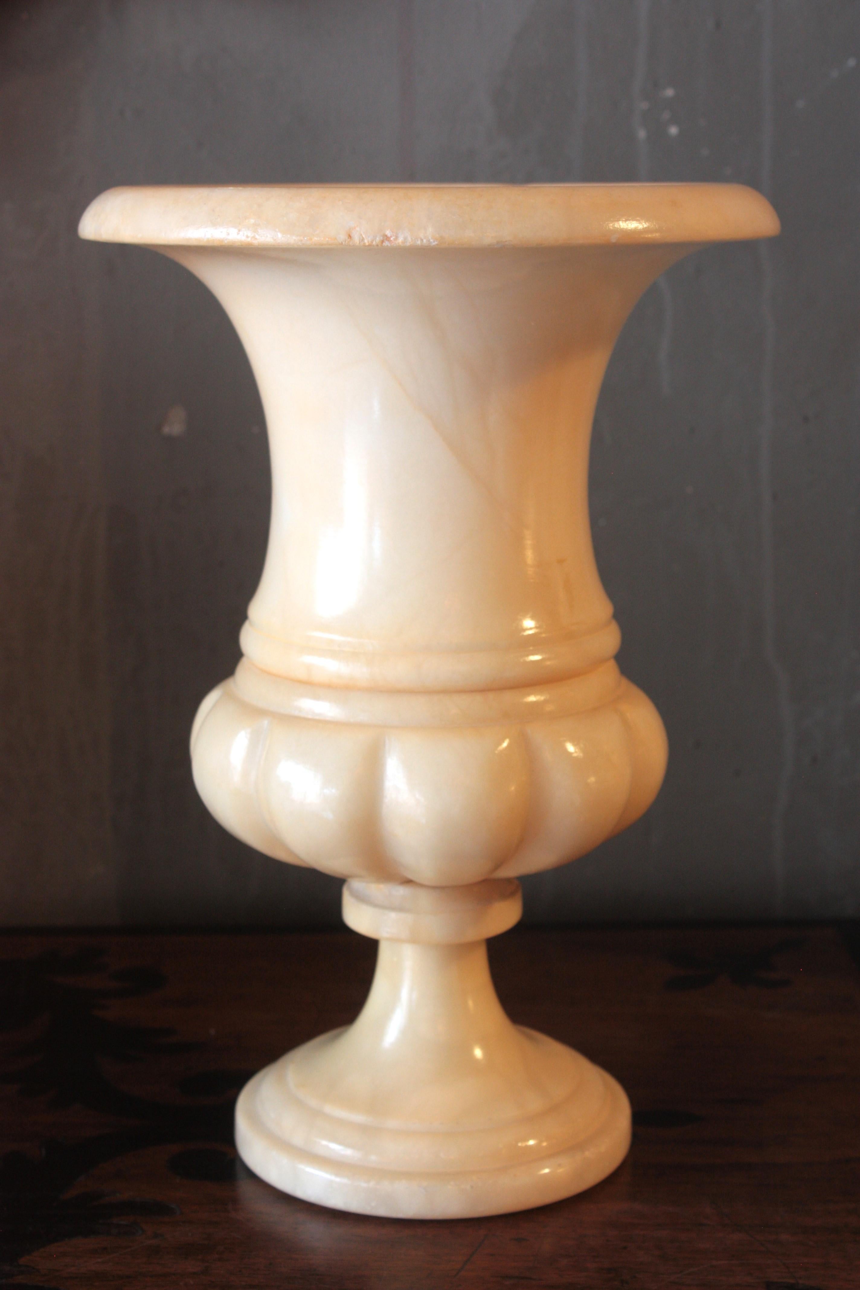 Coppia di lampade a urna in alabastro intagliate in stile neoclassico in vendita 2